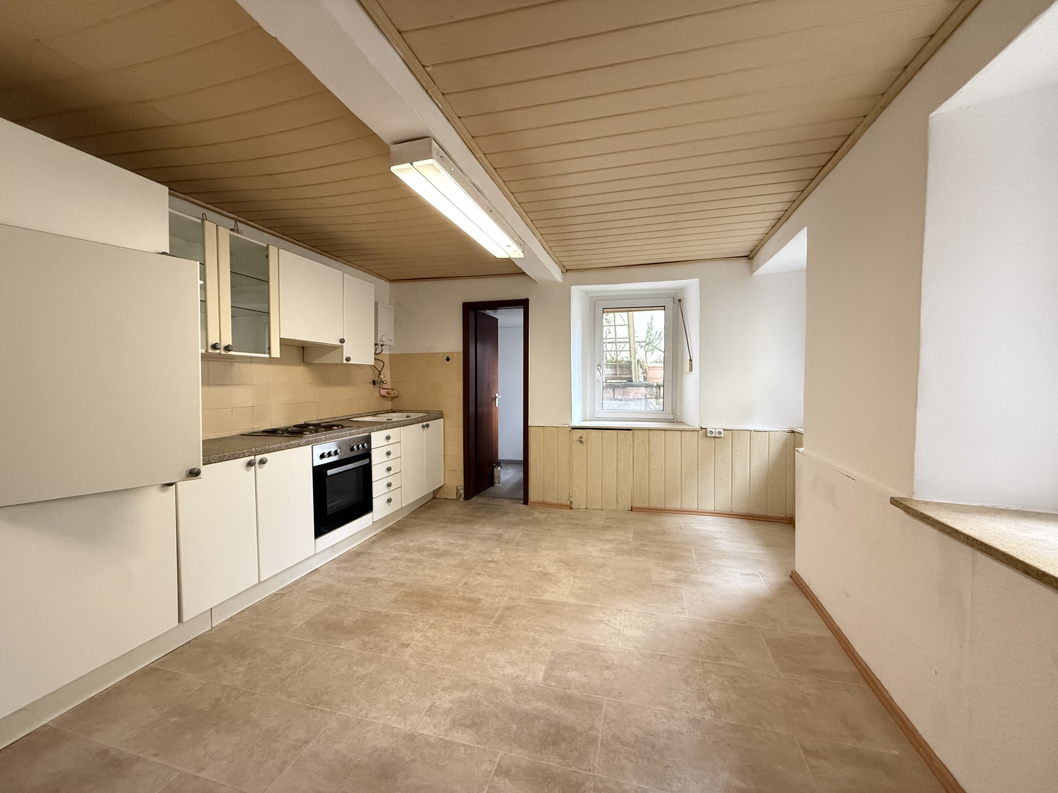Altbau mit Renovierungsbedarf in zentraler Lage von Wolfstein
