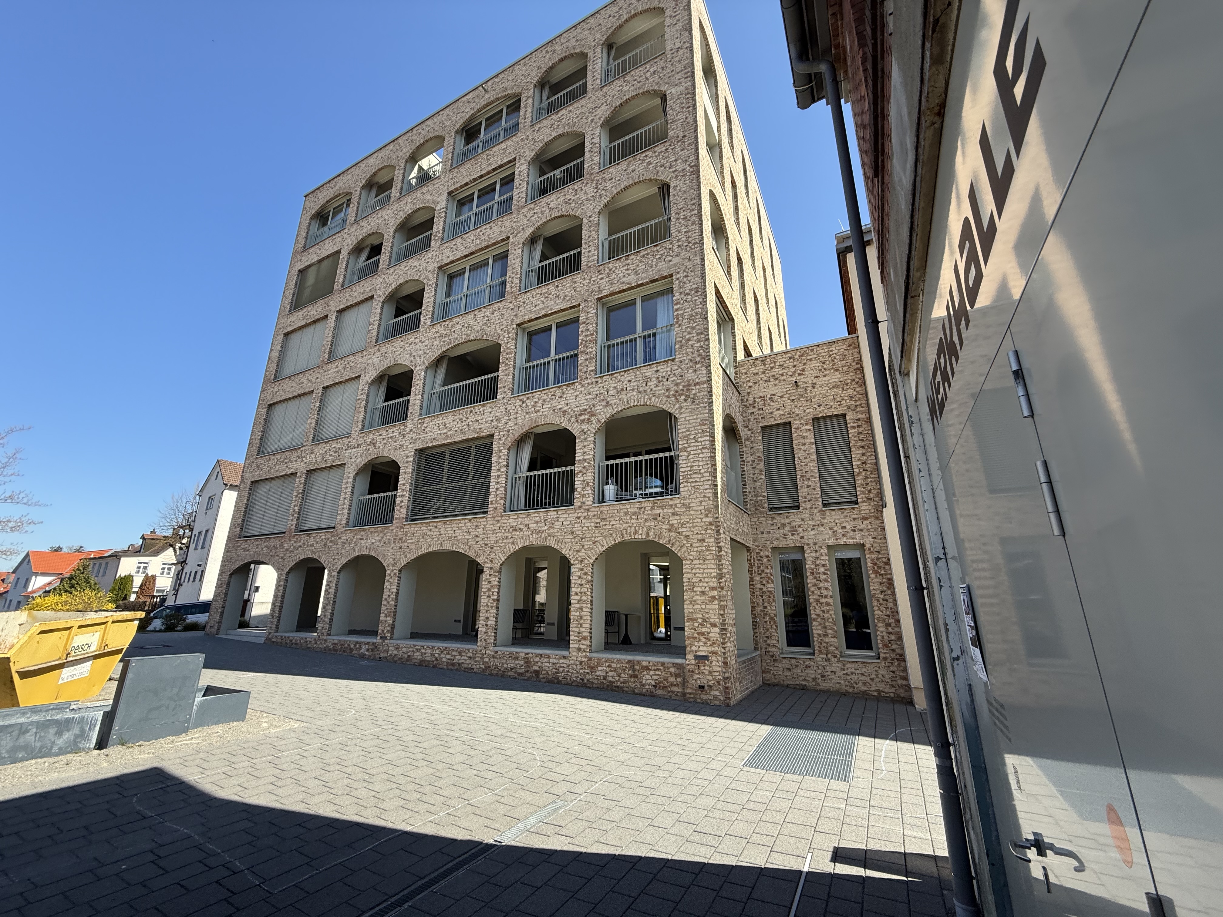 Exquisites Design-Apartment in Ravensburg: 3 Zimmer (Bj. 2020), sonnige Terrasse, Lift, grüne Aussicht mit Wahrzeichenblick & 2 TG-Stellplätze – luxuriös, barrierearm, zentral.