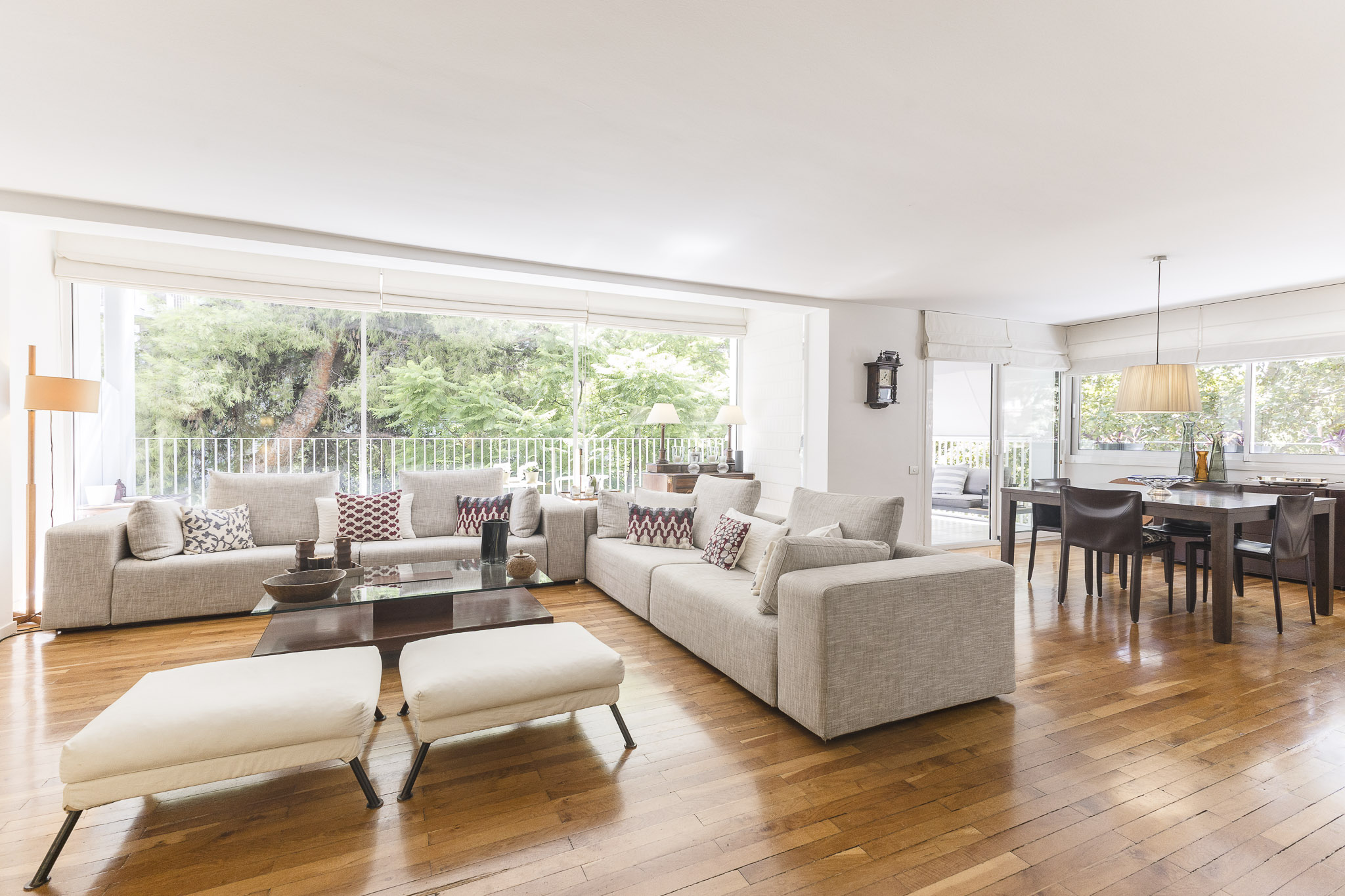 Elegant corner apartment in Pedralbes/Sarrià with terrace, parking, and a large communal area with pool