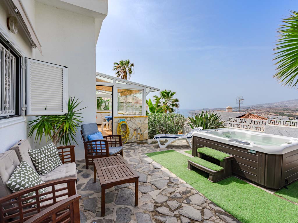 Adorable bungalow with stunning sea views
