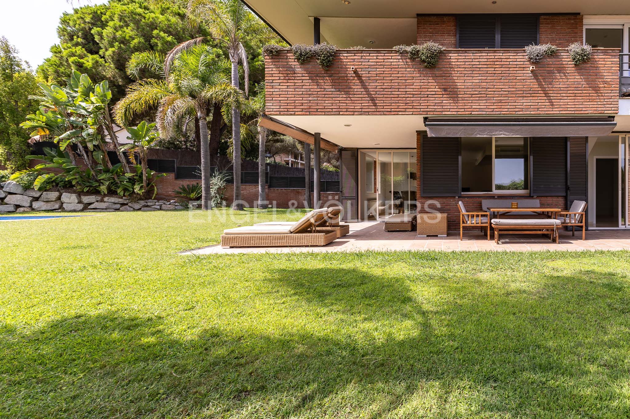Elegant renovated house with pool and sea views.