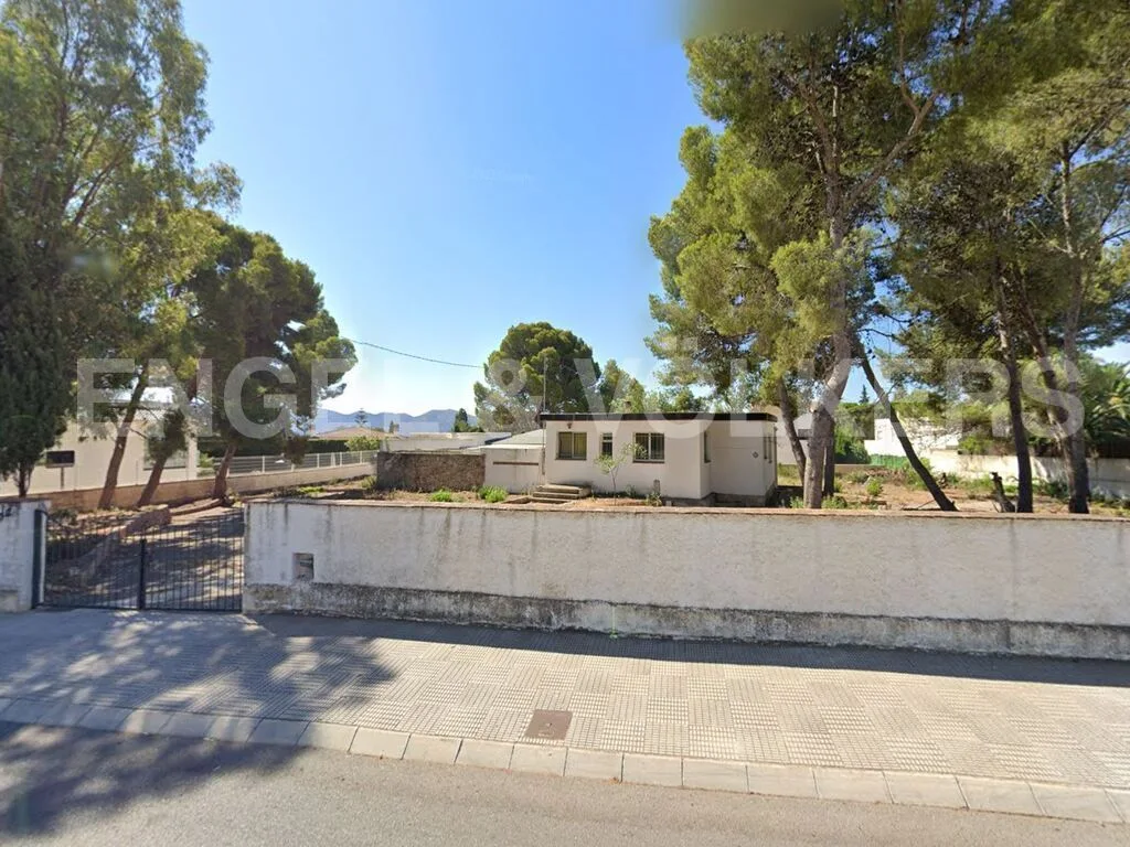 Spacious plot for a villa in very good residential area