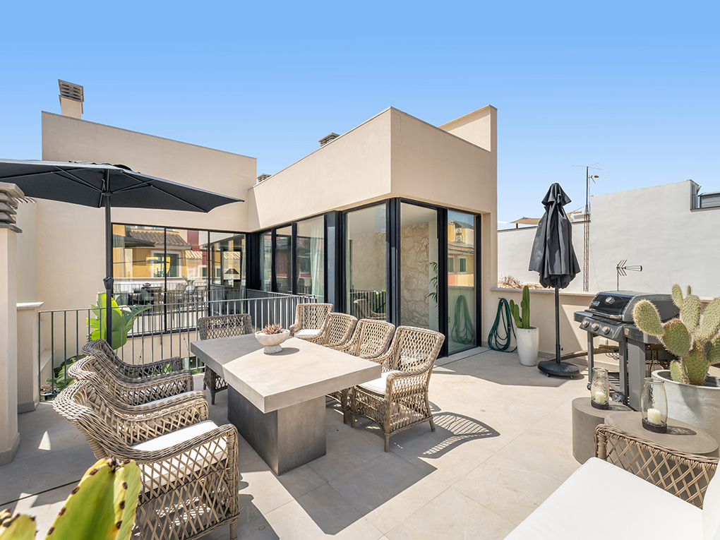 Casa urbana moderna amb pati i terrassa al terrat a Molinar