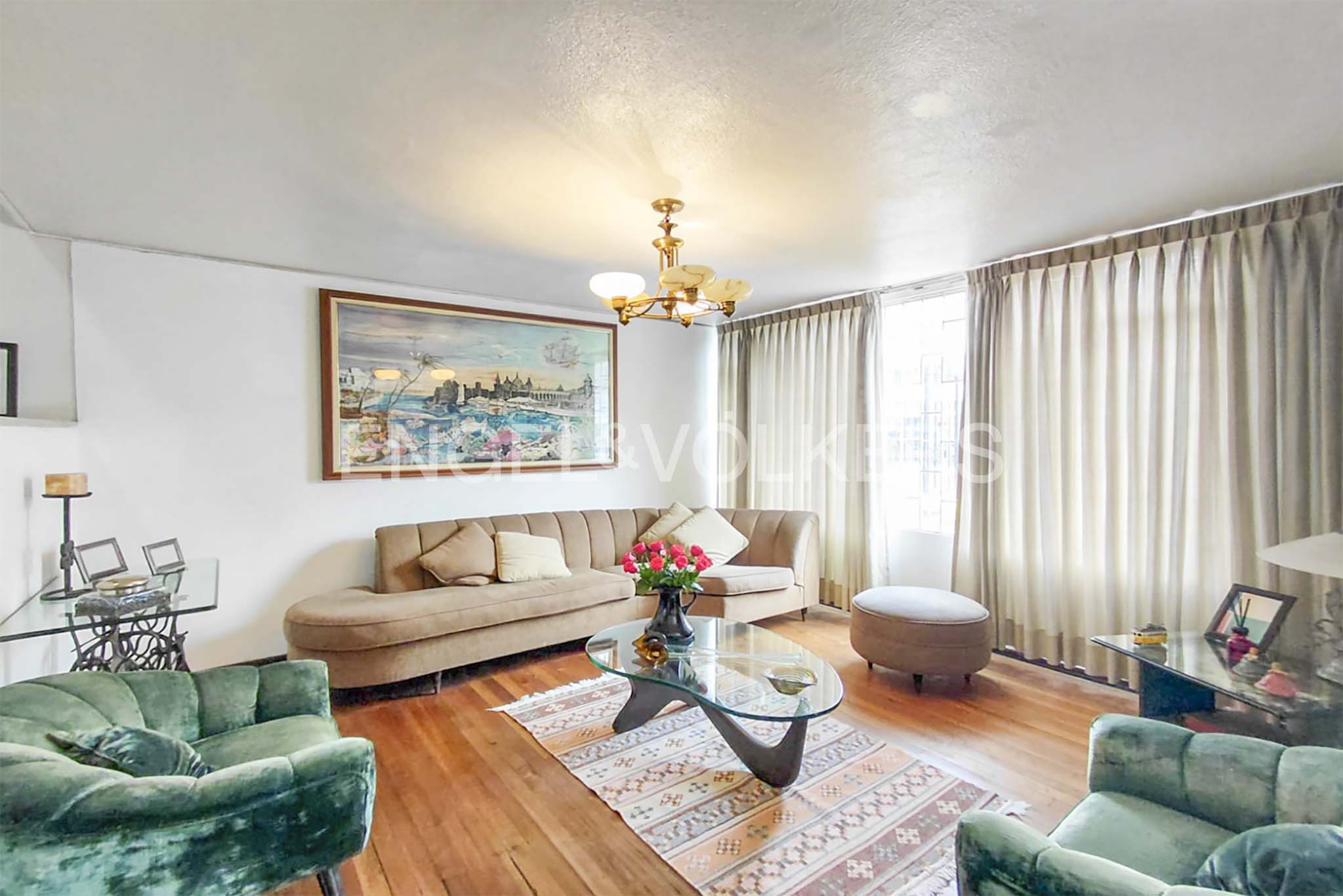 Amplia casa con terraza para venta en La Castellana