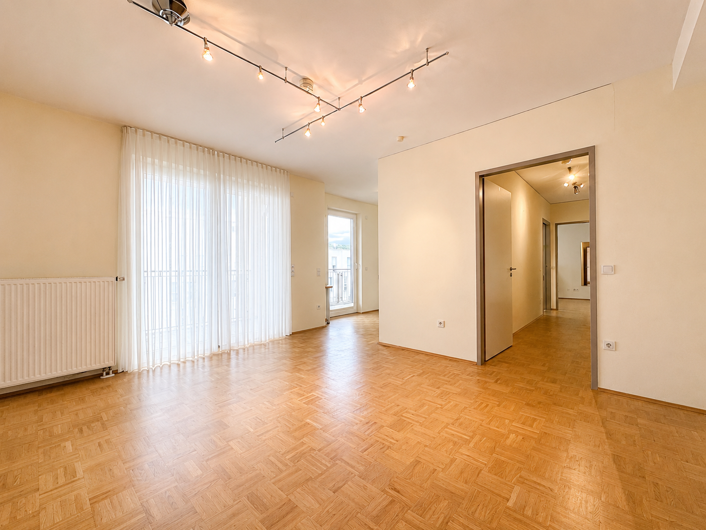 Lichtdurchflutete 2-Zimmer-Wohnung mit umlaufendem Balkon, Aufzug und Stellplatz