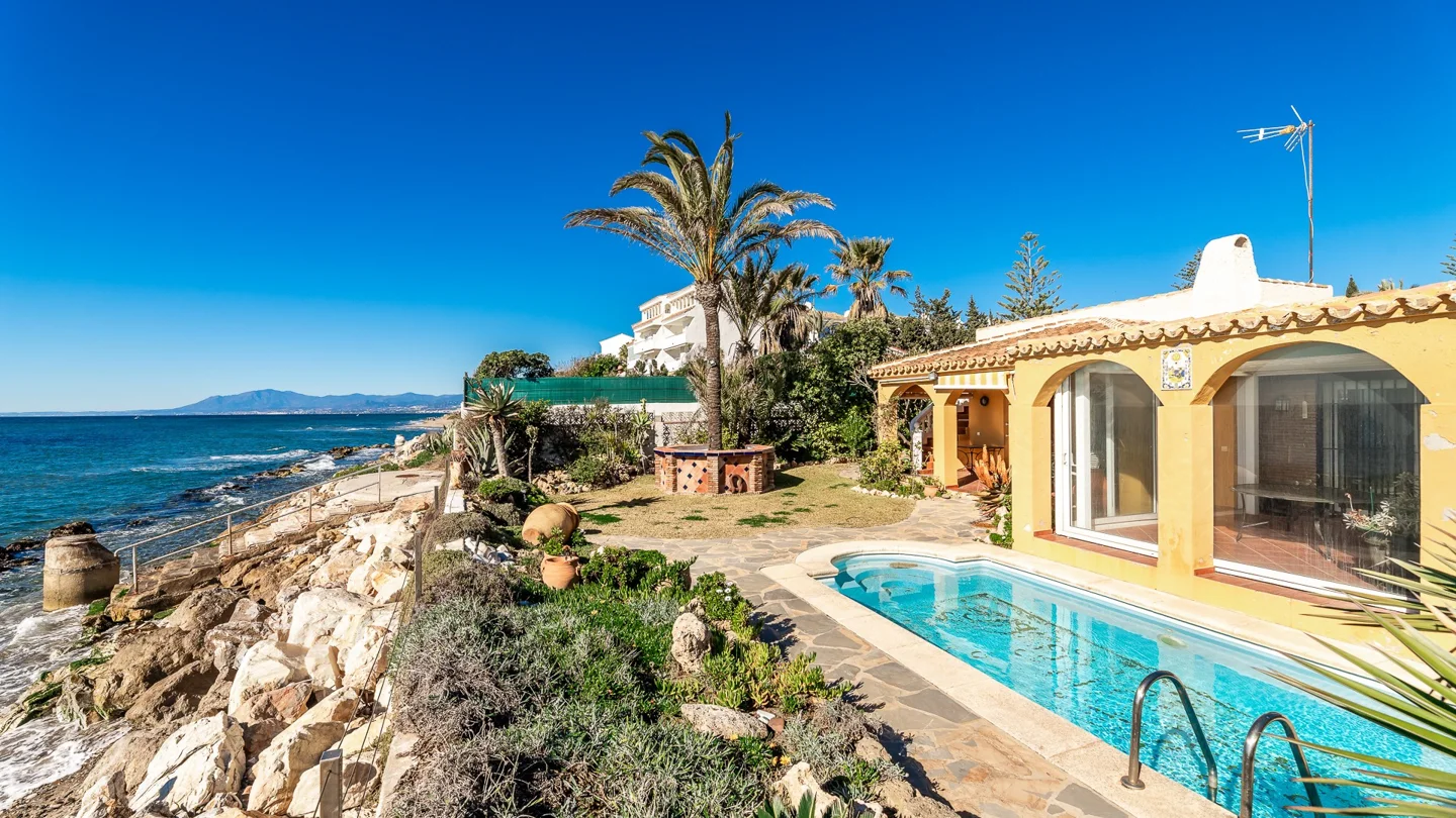 Villa en primera línea de playa en Marbesa con impresionantes vistas al mar
