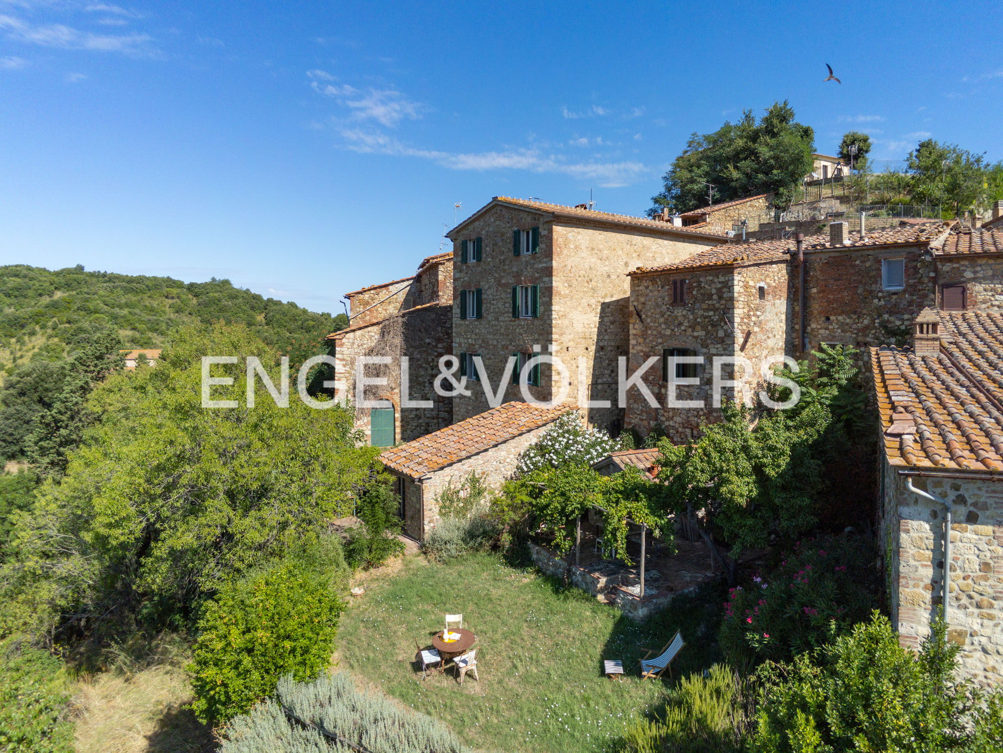 Prestigious independent residence with garden apartment, studio, and large garden in the village of Pari