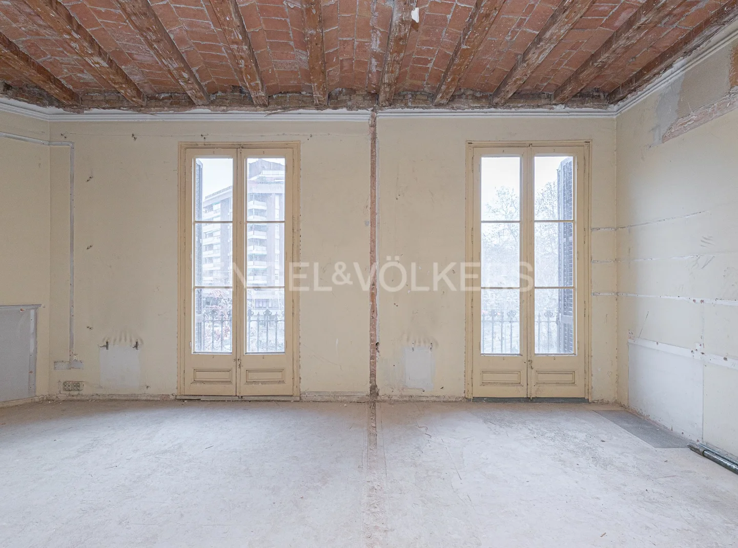 Apartment to renovate in Eixample on Passeig Sant Joan