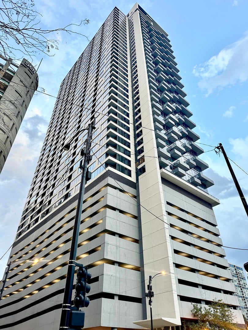 High-floor Condo with Spacious Living