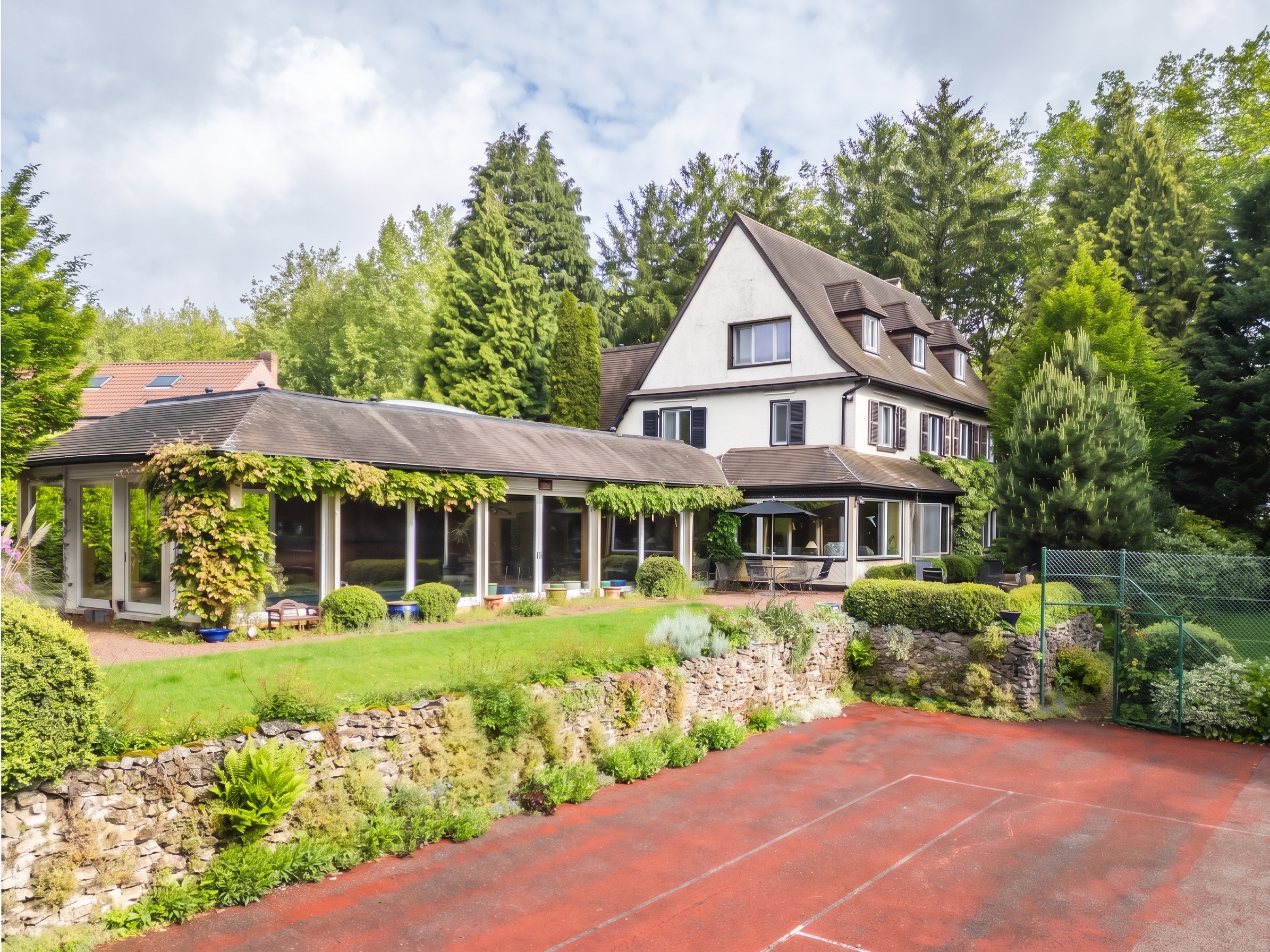 Character property on approx. 45 ares, tennis, pool and concierge service