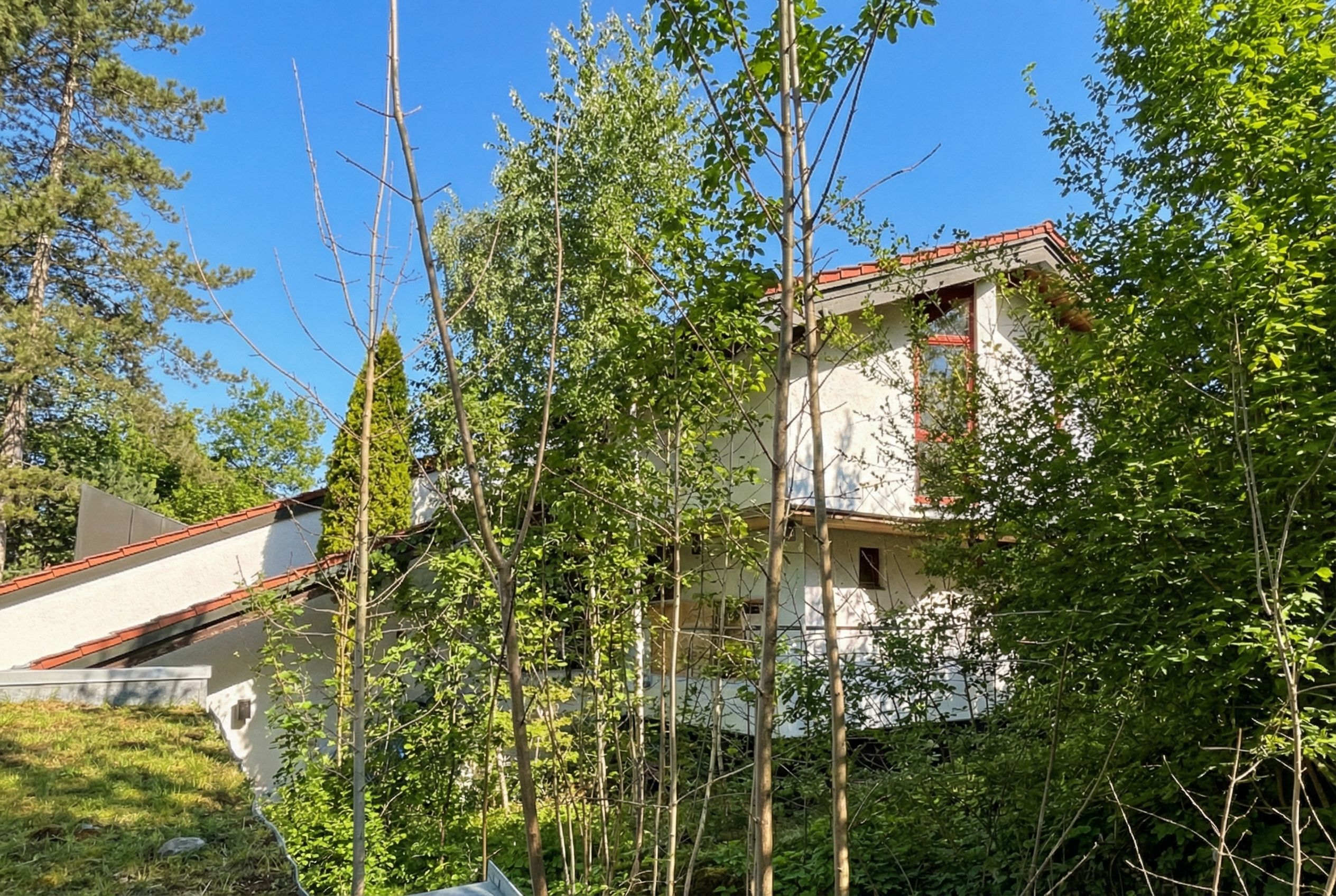 Massiv mit außergewöhnlicher Architektur