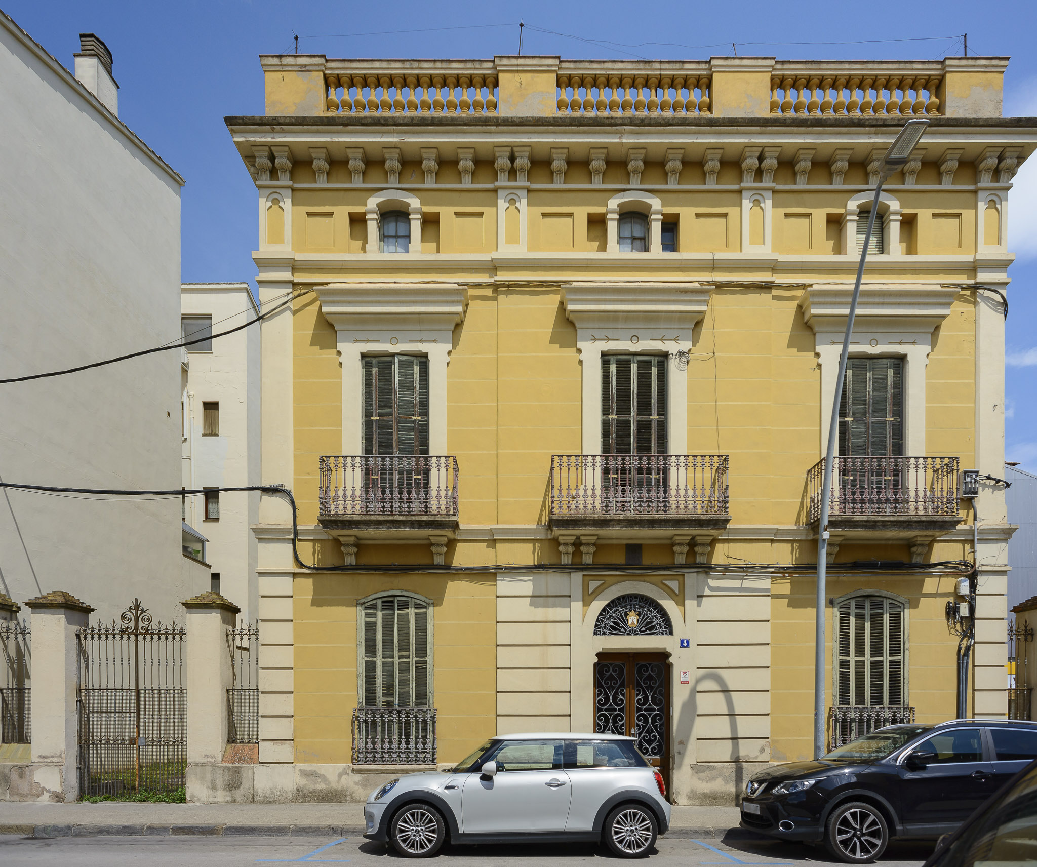 Large village house fully renovated in central Olot.