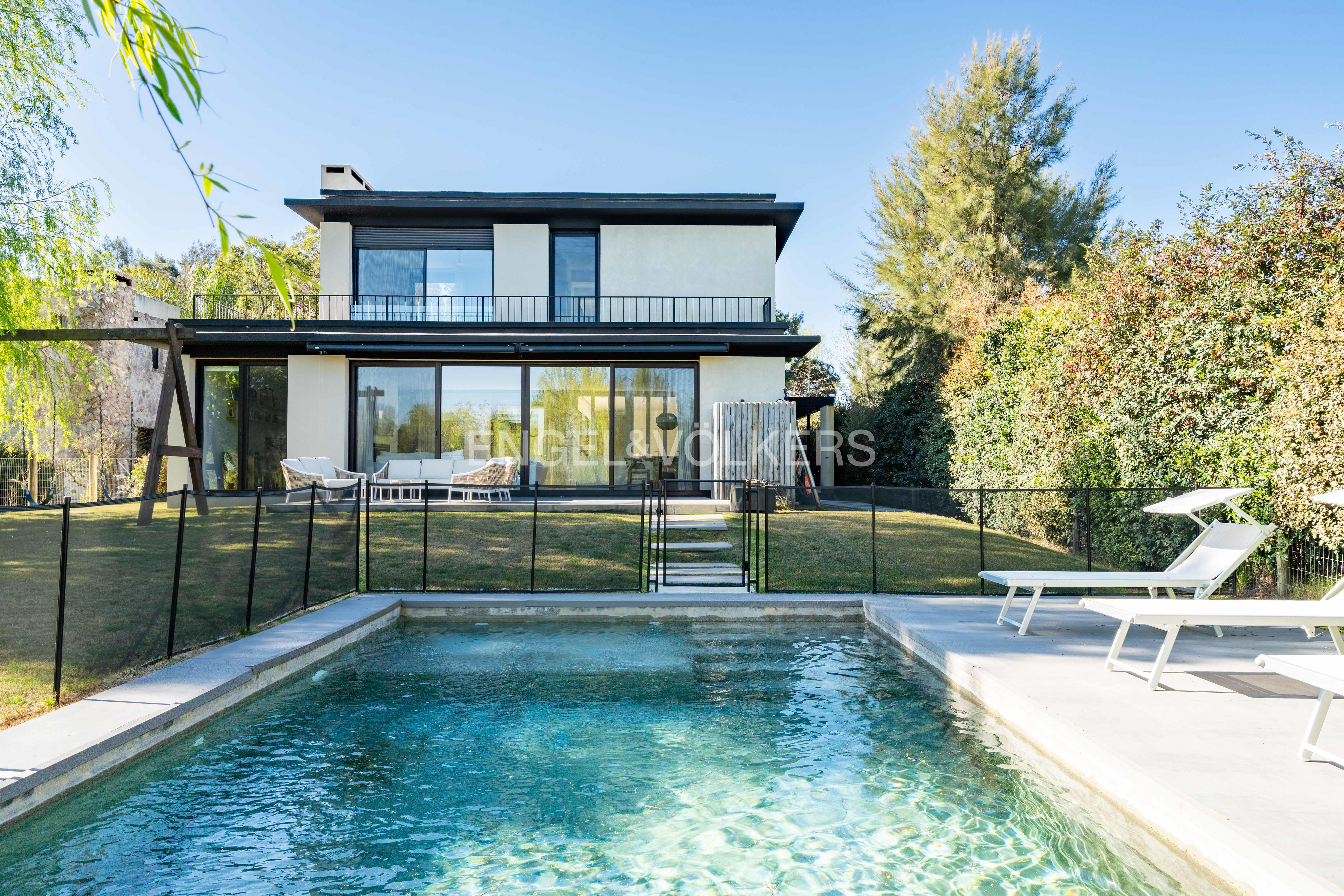 Modern house overlooking Lomas de la Tahona Golf Course for sale