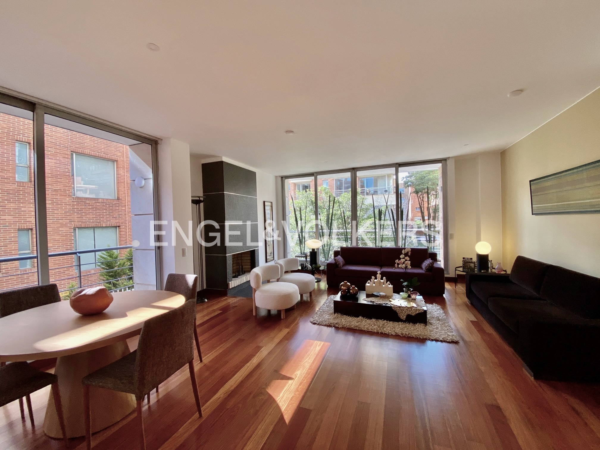 Apartamento con balcones para arriendo en Chico Reservado