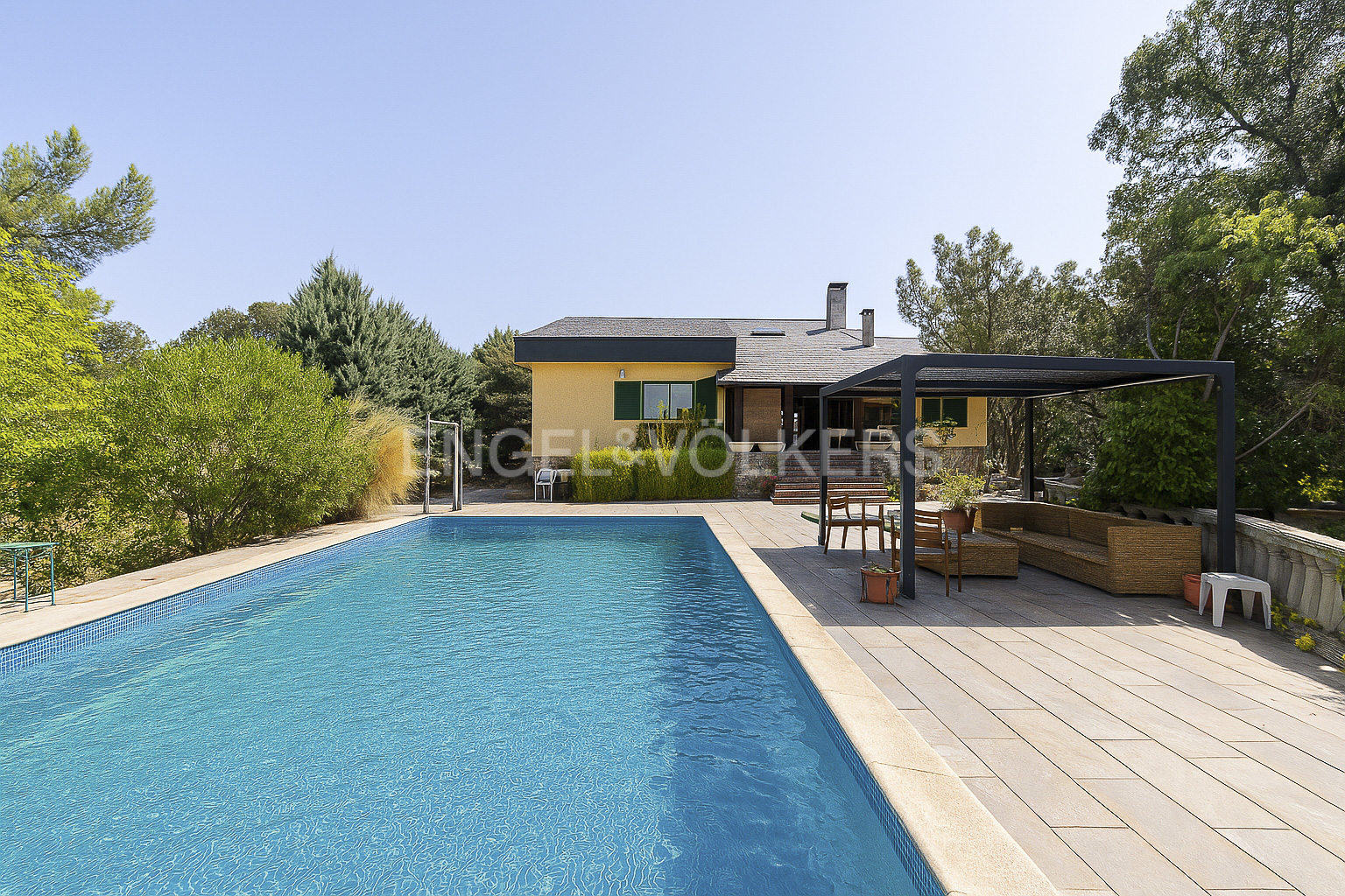 Magnificent villa with large plot in Valdemorillo