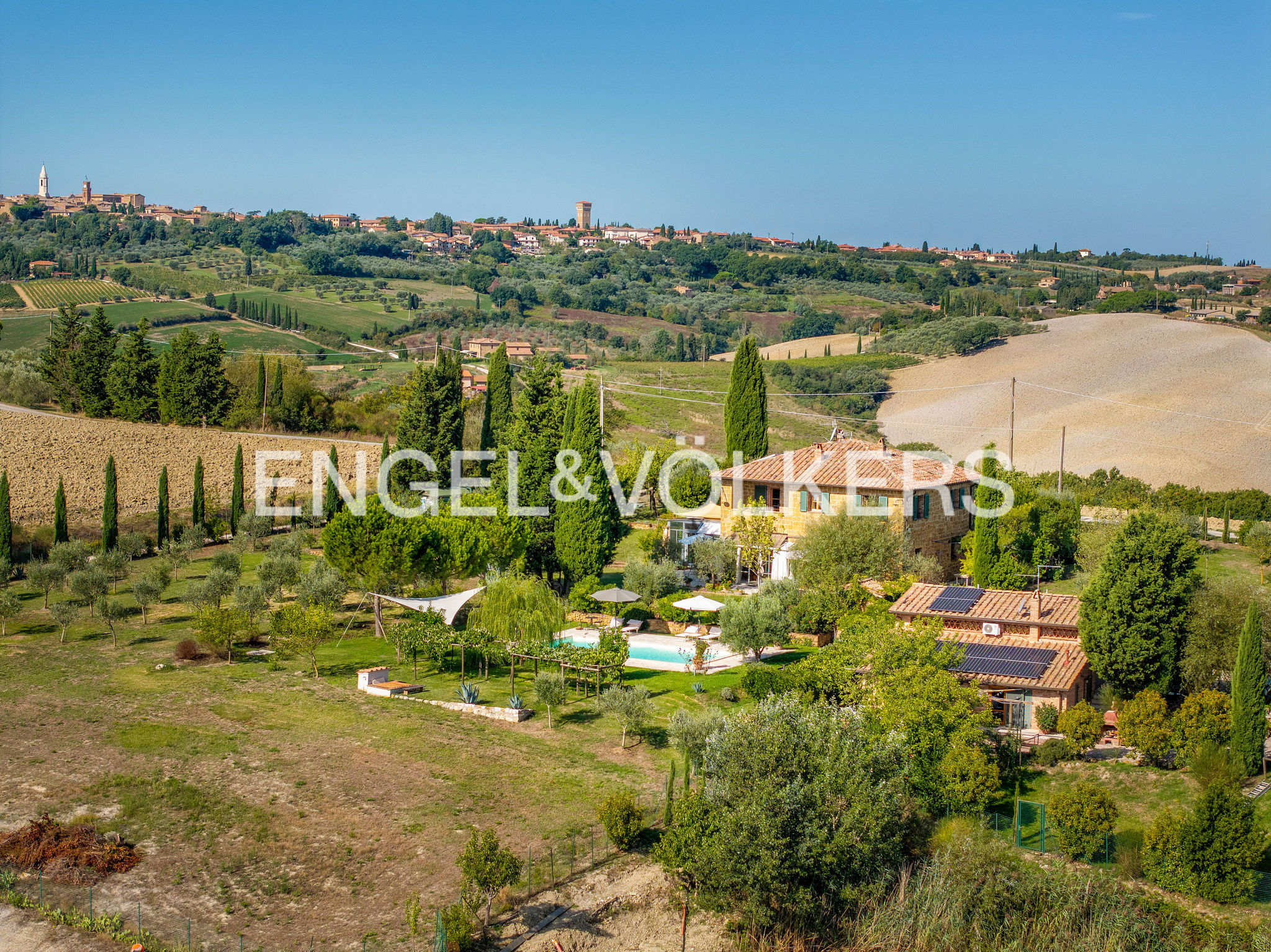 The farmhouse overlooking Pienza mirrored in the Val d'Orcia landscape