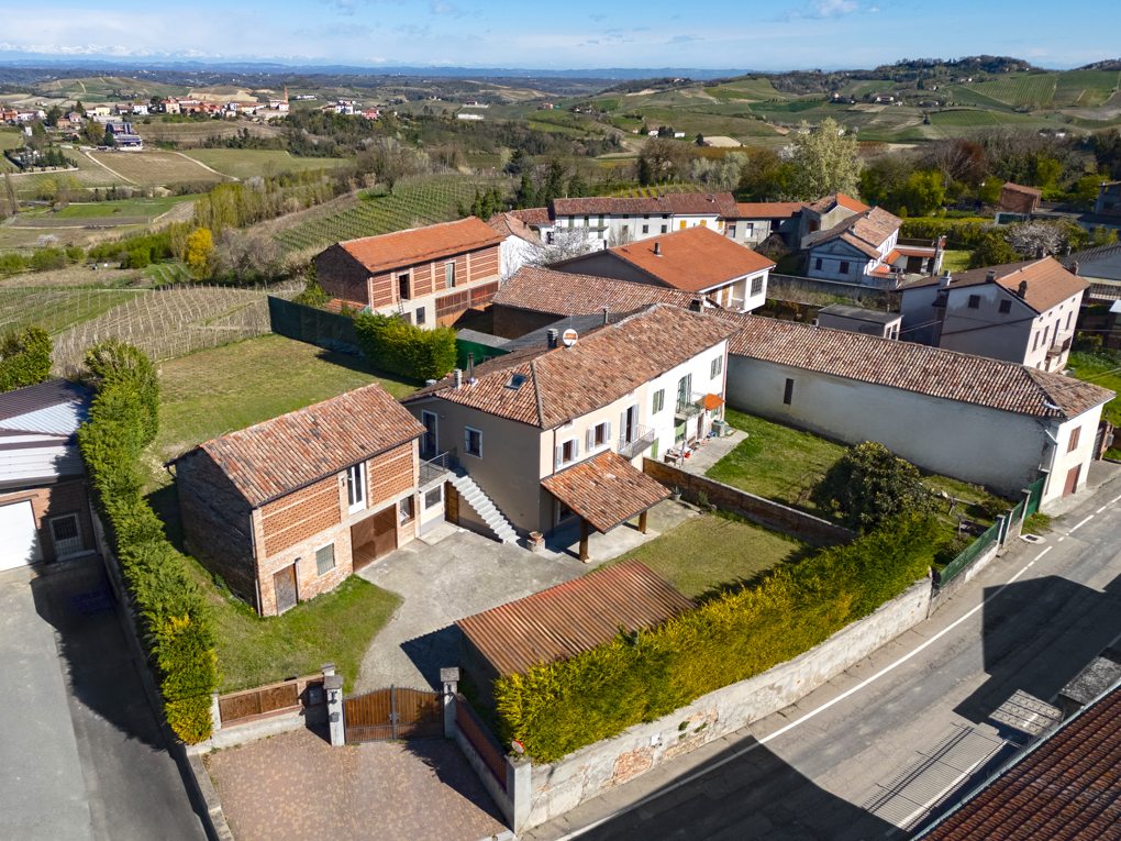 Autentica cascina con fienile in borgo storico