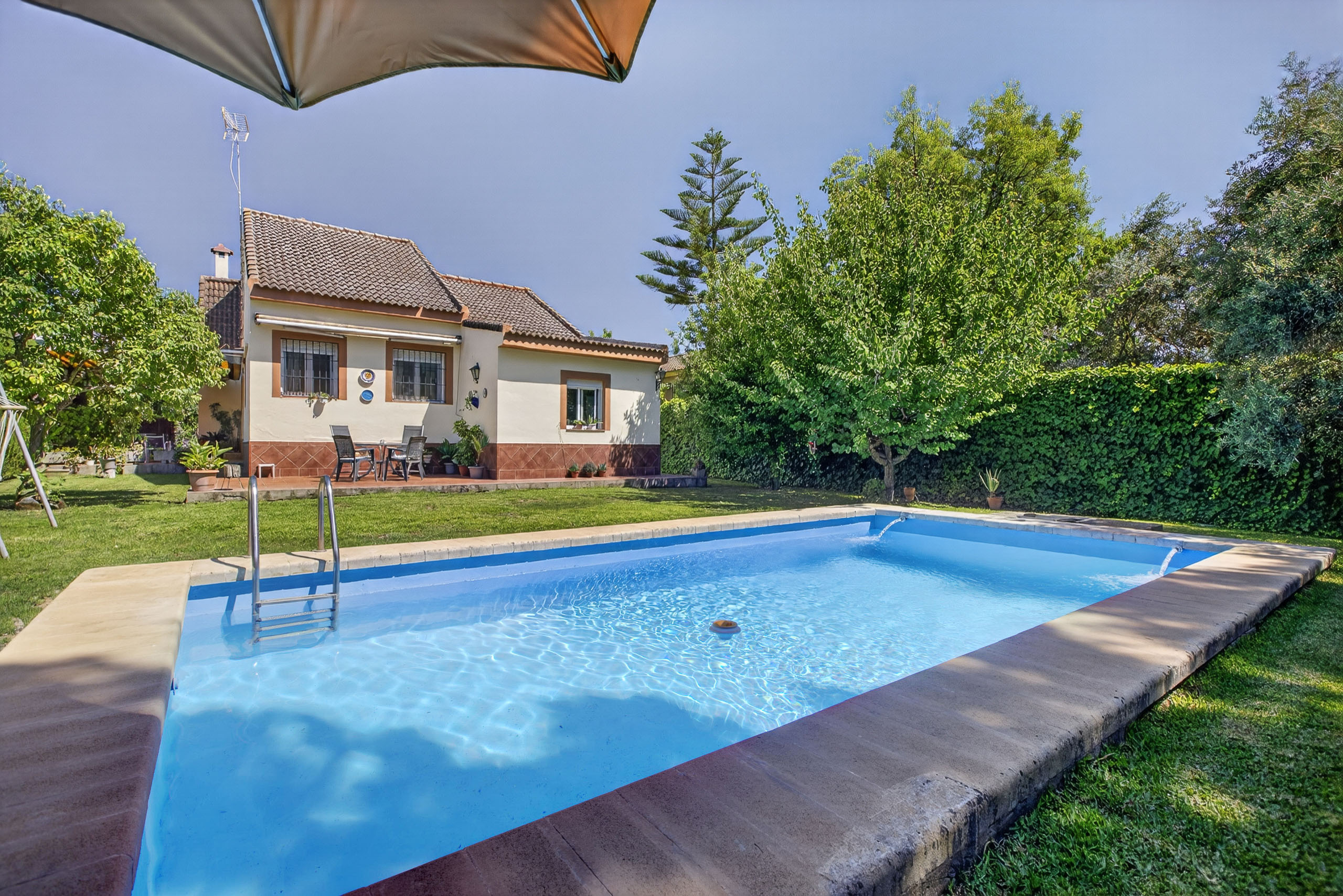 Exclusiva Villa de Una Sola Planta con Gran Potencial en Los Cerros de Montequinto