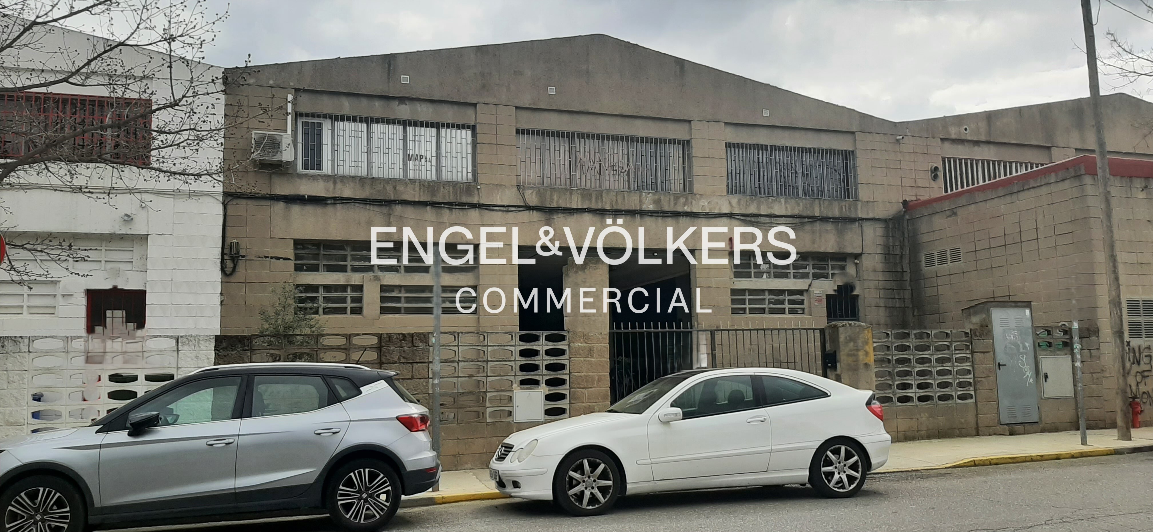 Nave muy bien situada en P.I. Cadesbank de Ripollet