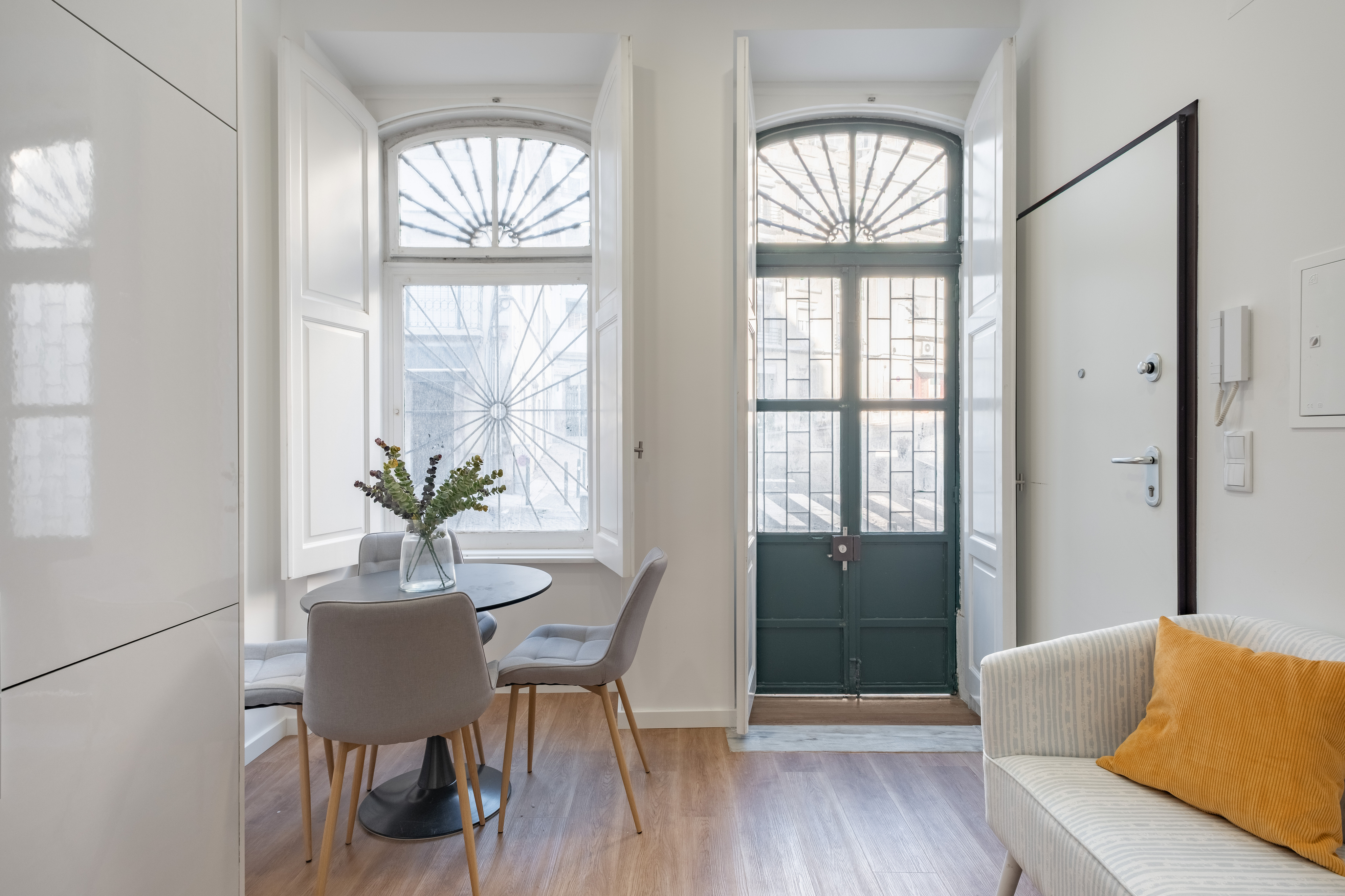 Your retreat with a 20 m² patio in São Vicente, Lisbon. Ready to move in!