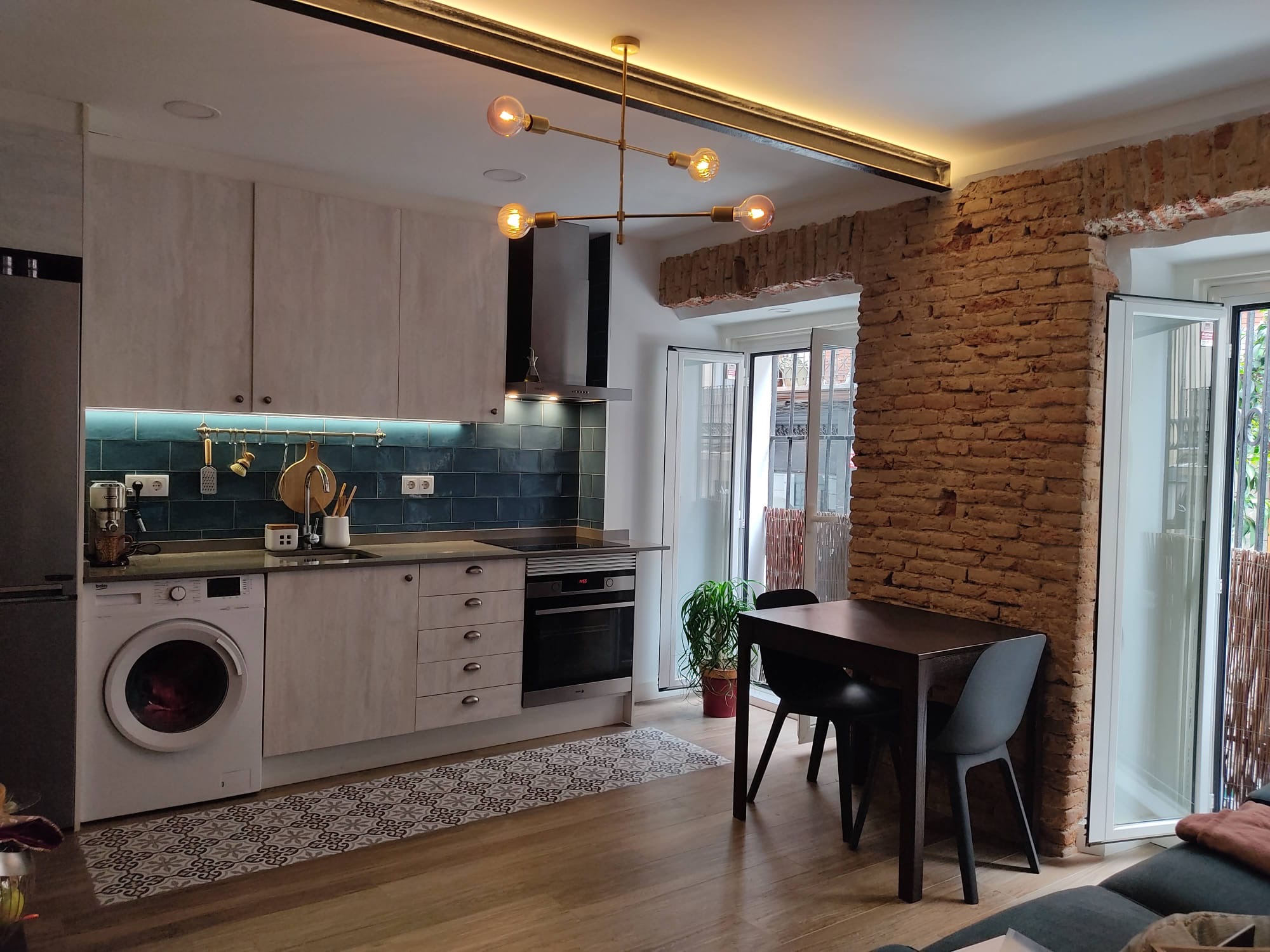 Charming exterior apartment with balconies for rent on Corredera Baja de San Pablo