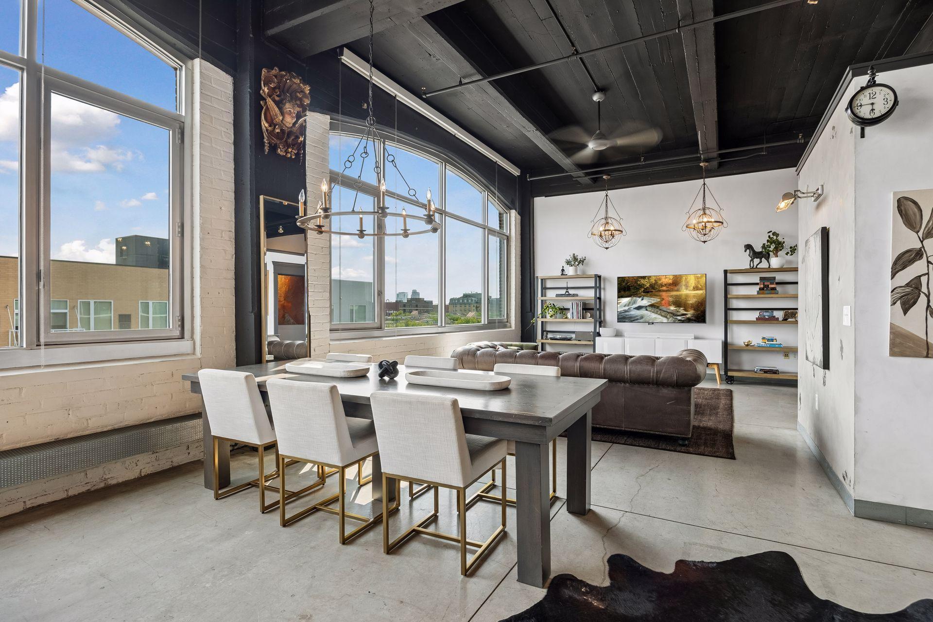 Top-Floor North Loop Loft with Skyline Views