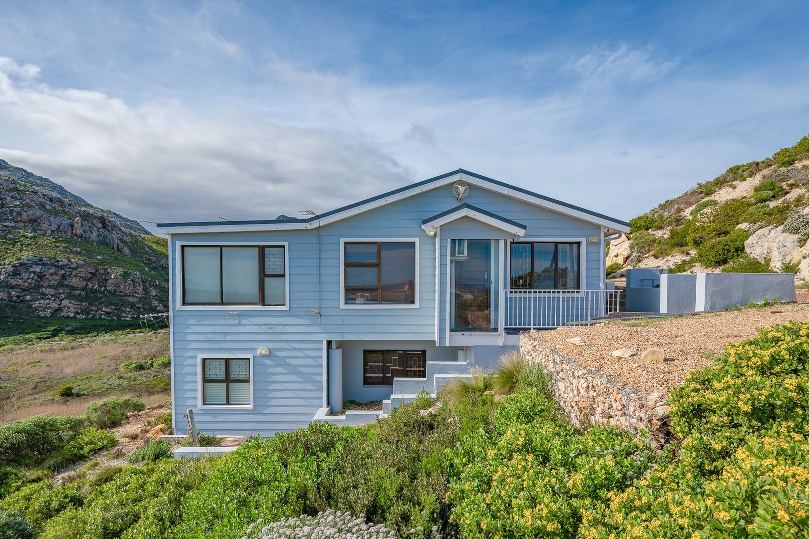 Modern Coastal Escape overlooking Beach, Valley and River below