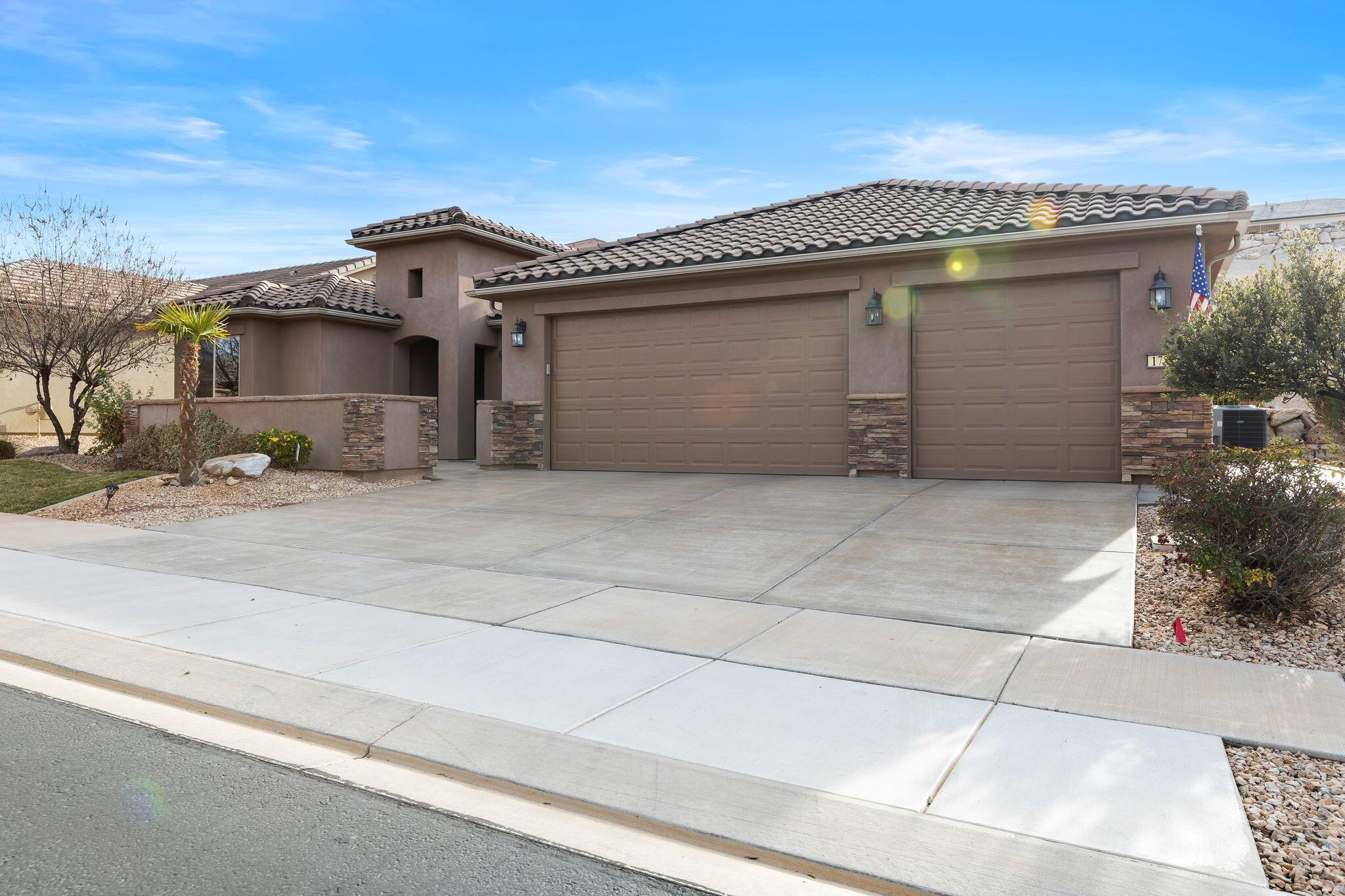SunRiver Luxury Living with a 4-Car Garage!
