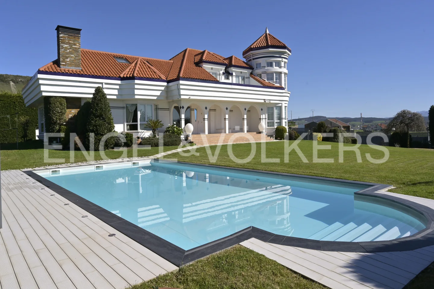 Excellent villa with pool near Suances