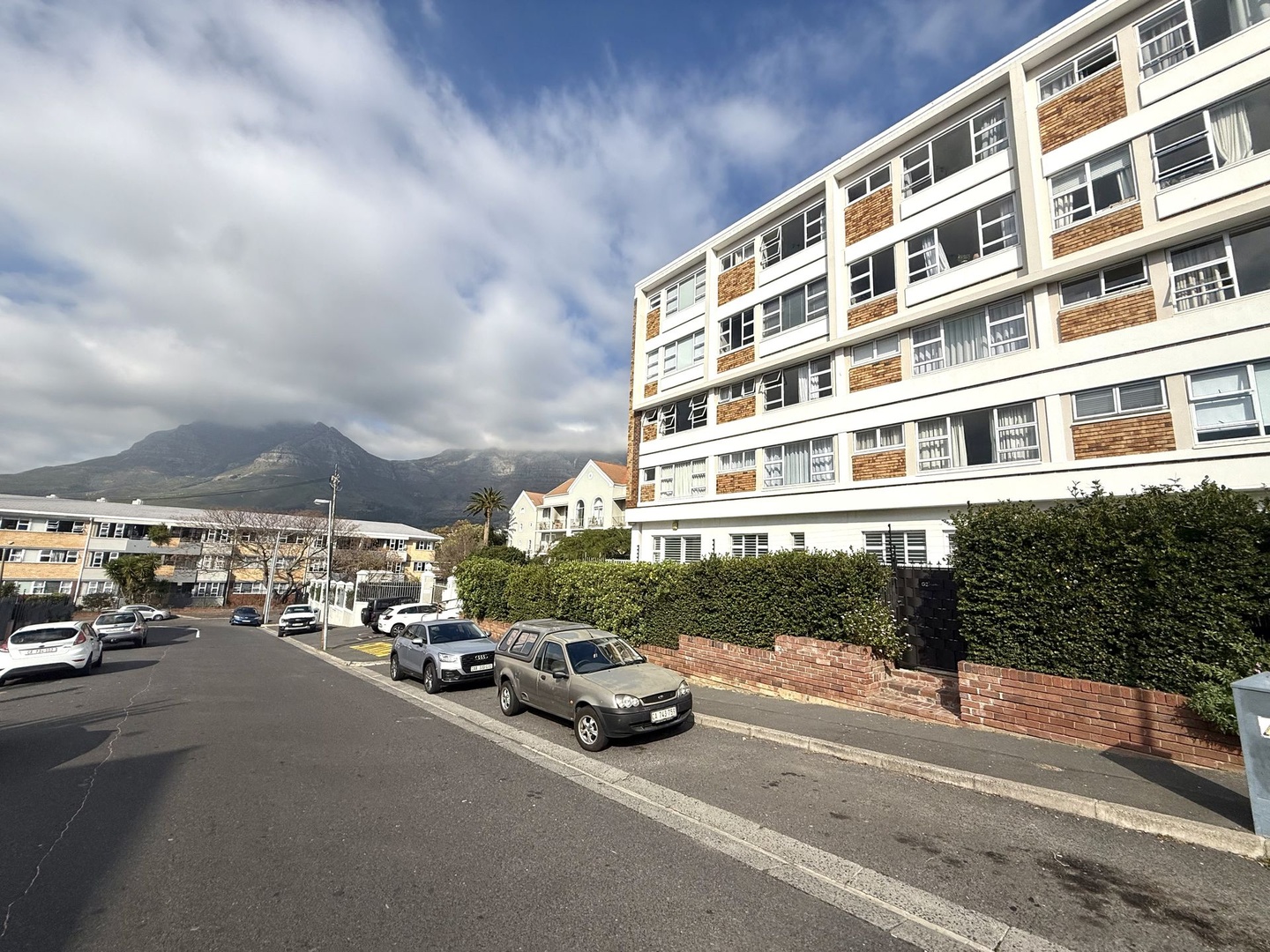 Two bedroom unit in sought after upper Gardens/Tamboerskloof