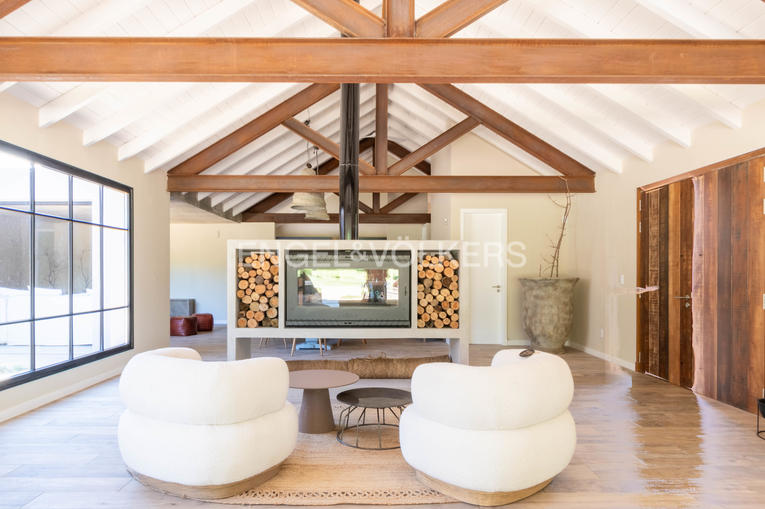 Elegant new single-story residence for sale, with 4 suites, Lomas de la Tahona