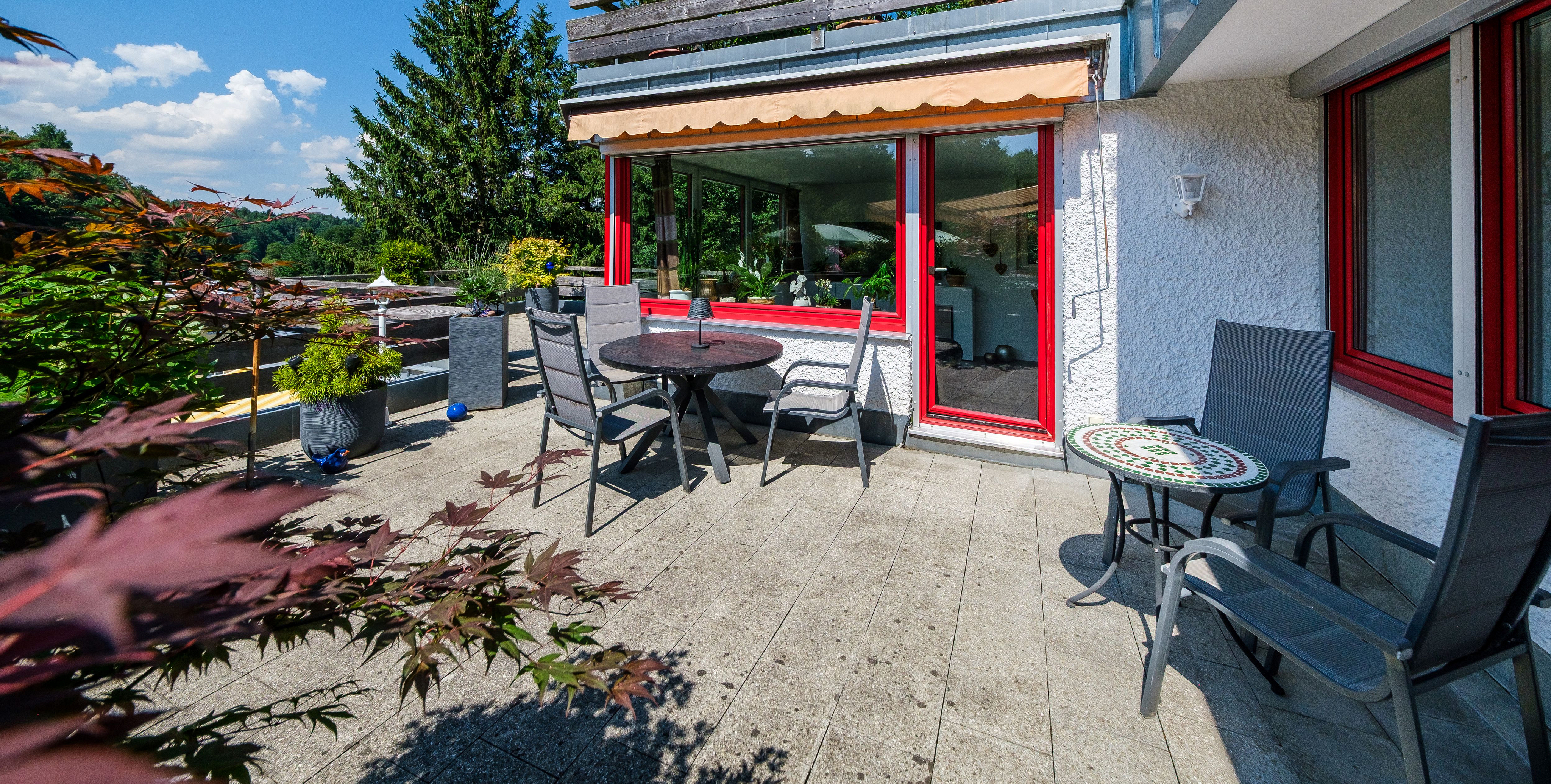 Exklusives Wohnen in Miesbach: Stilvolle 3-Zimmer-Wohnung mit Blick ins Grüne und beeindruckender Terrasse