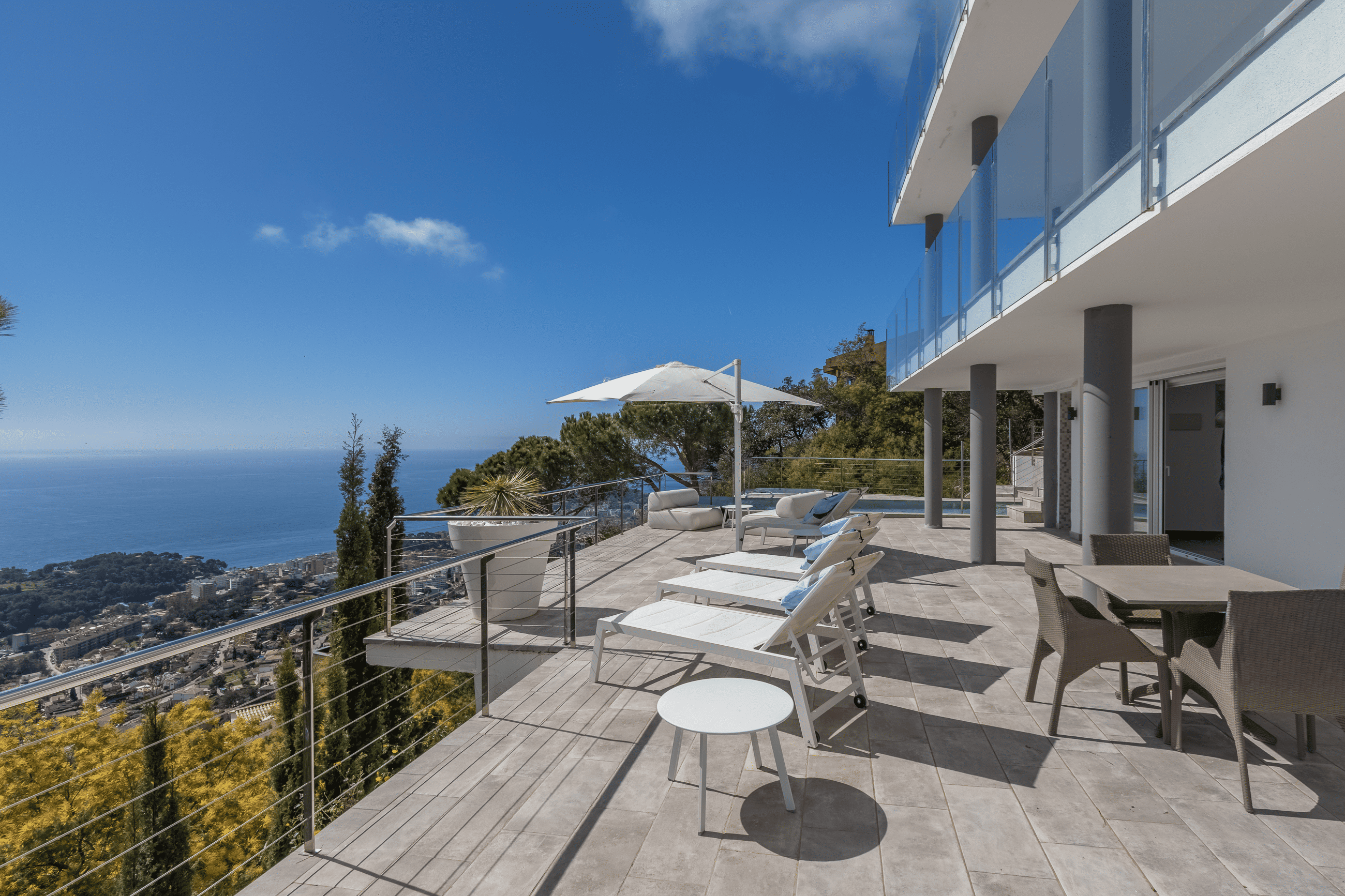 Modernes Luxushaus mit Panoramablick aufs Meer
