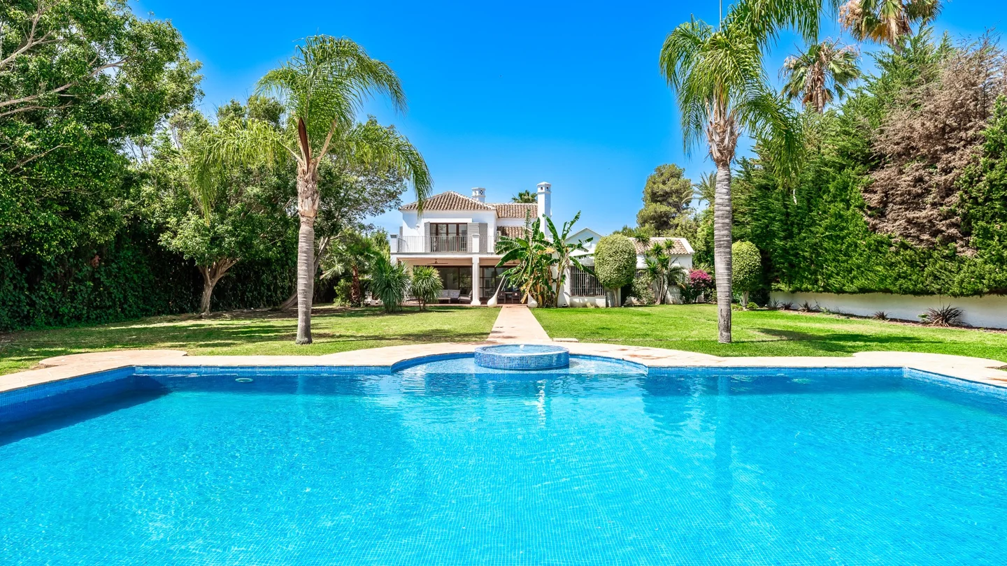 Elegante villa estilo andaluz en Guadalmina a poca distancia de la playa.
