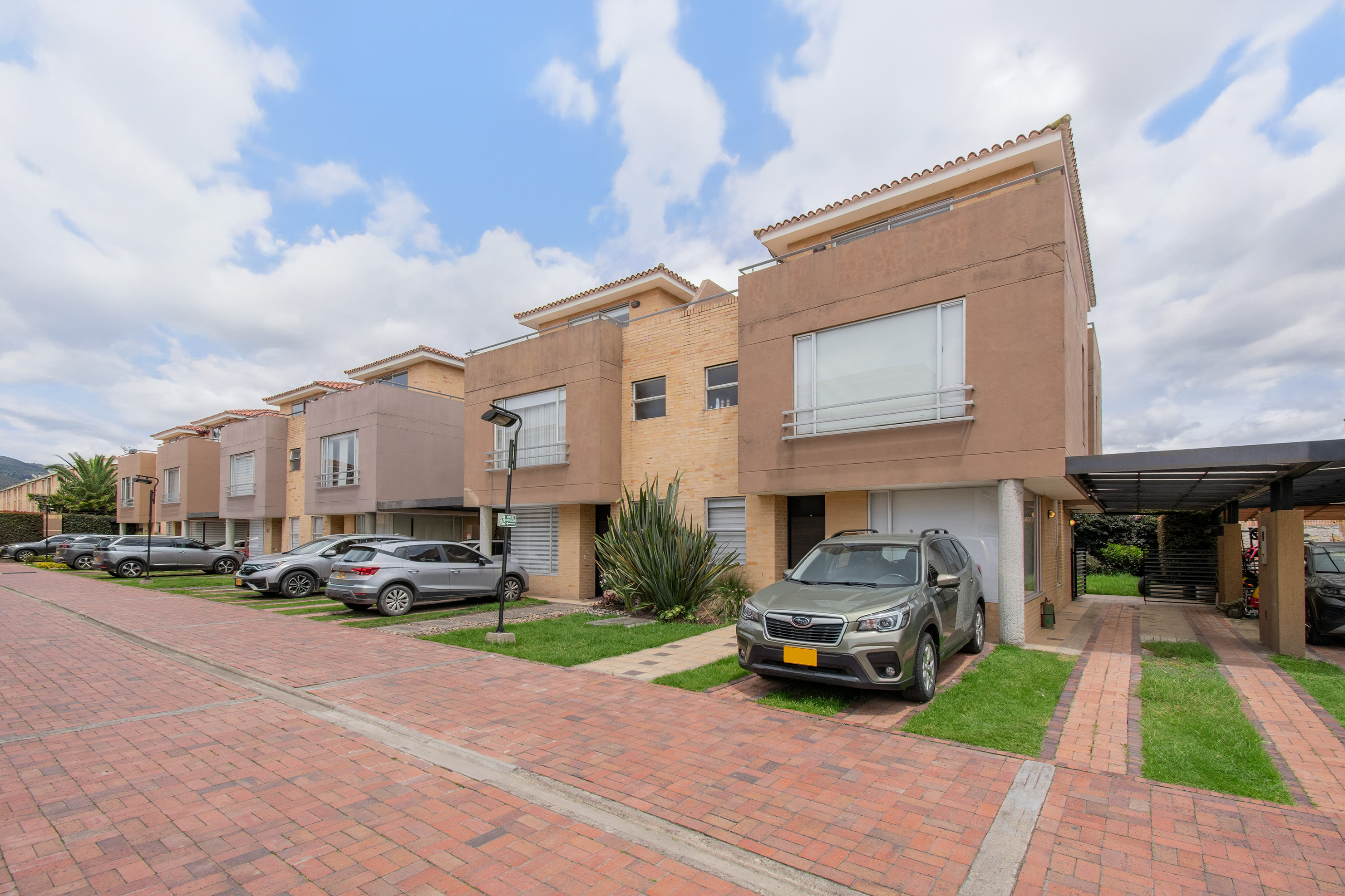 Casa con amplio jardín para venta en Chía