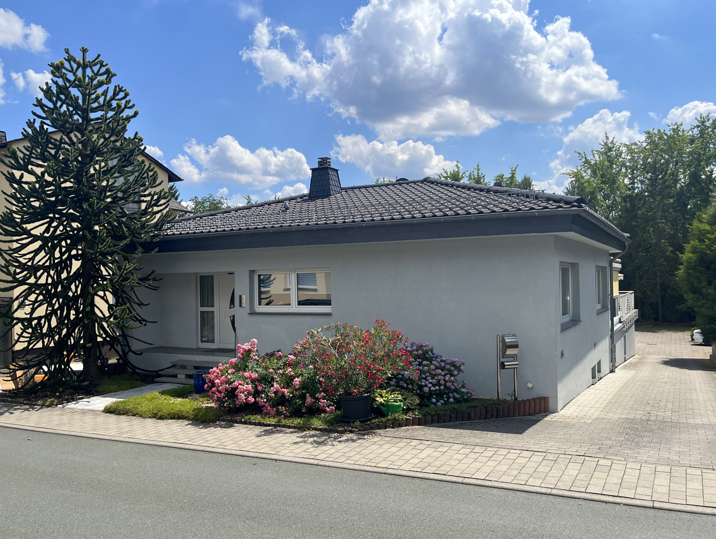 Attraktiver Bungalow mit Einliegerwohnung in zentraler Lage