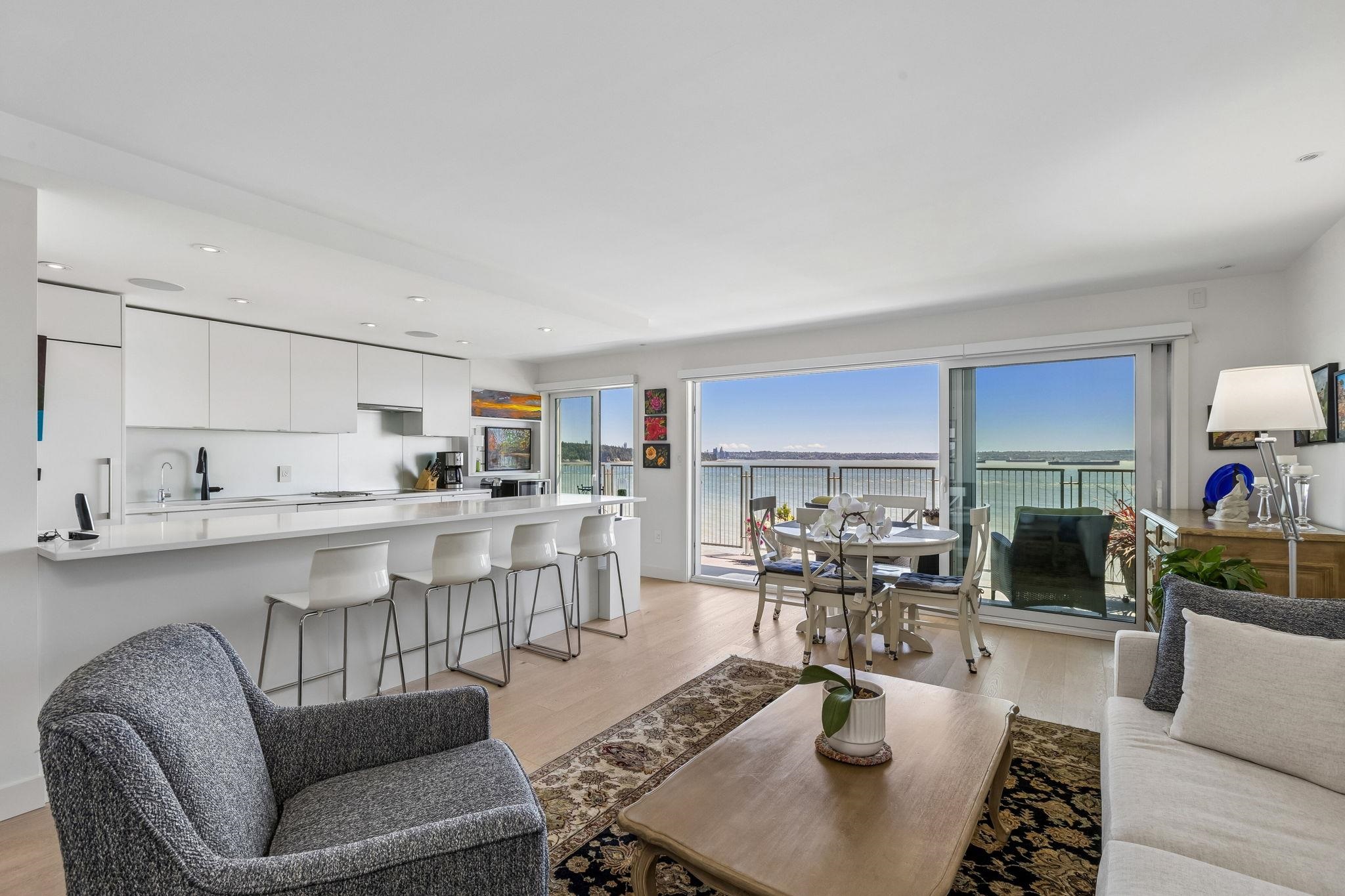 Waterfront Residence with Spectacular 180° Views