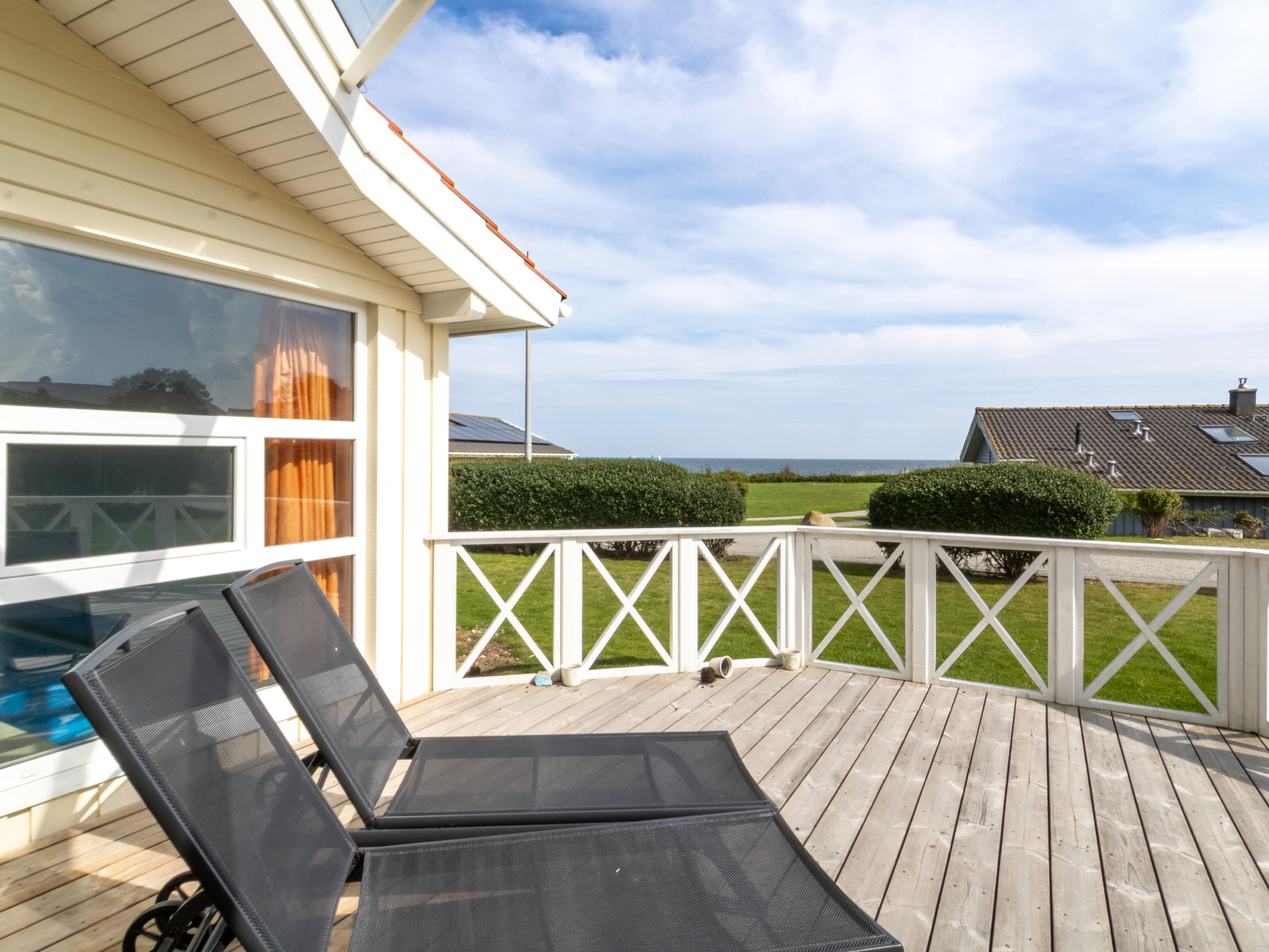 Großzügiges Strandhaus mit Pool und Whirlpool am Meer