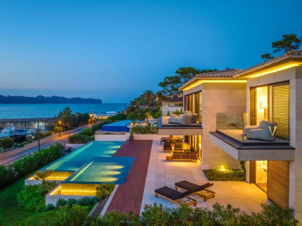 Brilliant, luxury villa in front of the sea