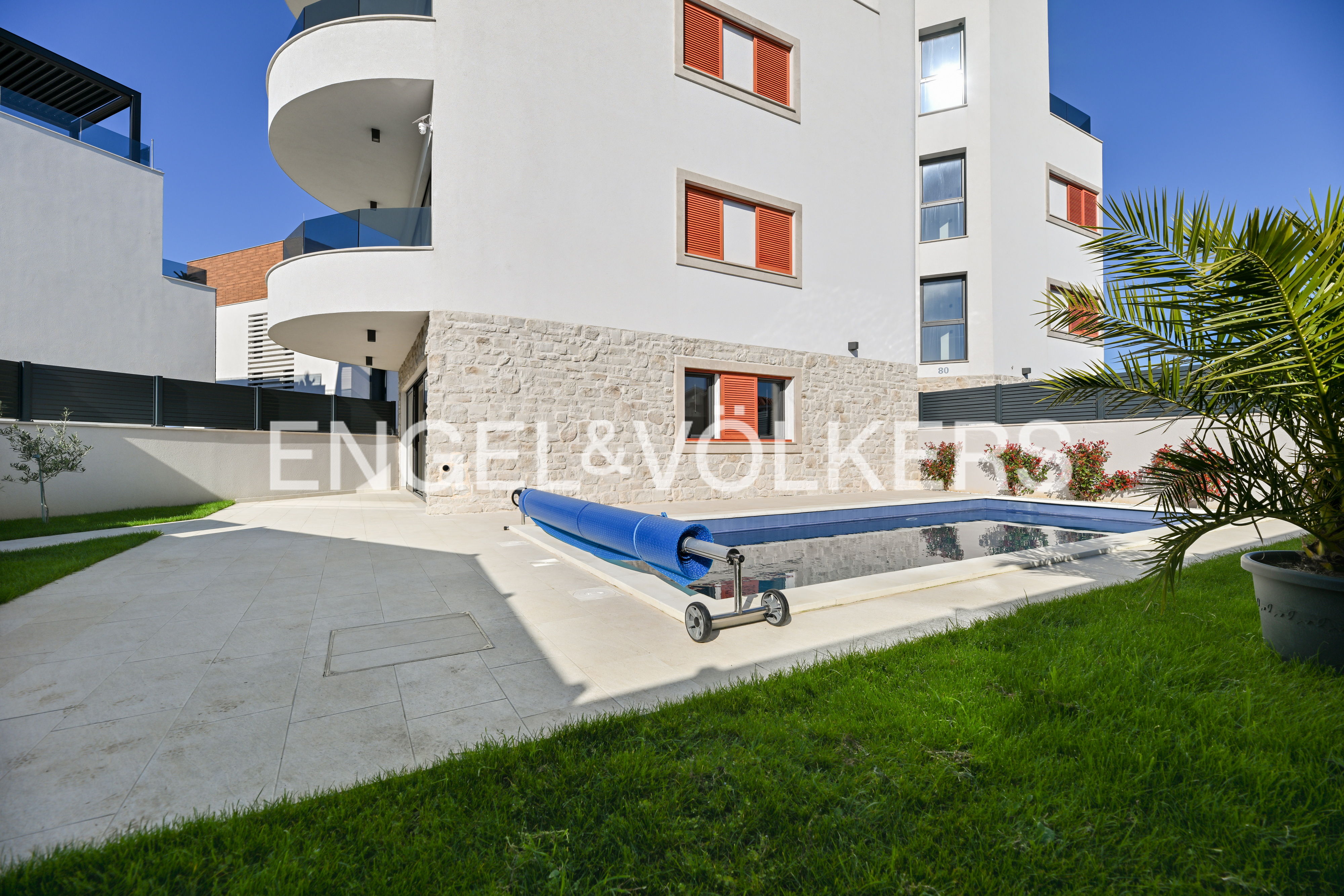 Furnished 2-Bedroom apartment with pool, 1st line by the sea in Sukosan