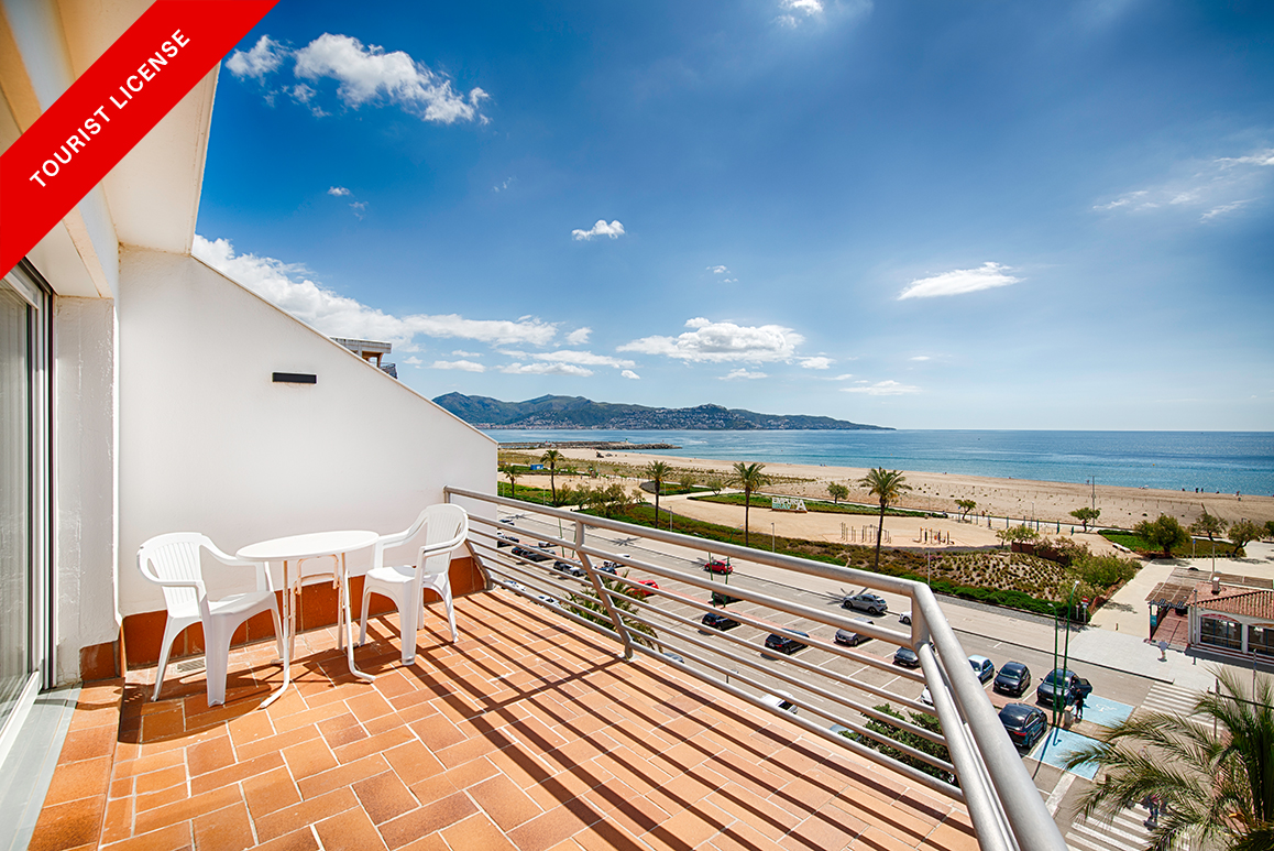 Live by the sea: light, views and tourist rental license