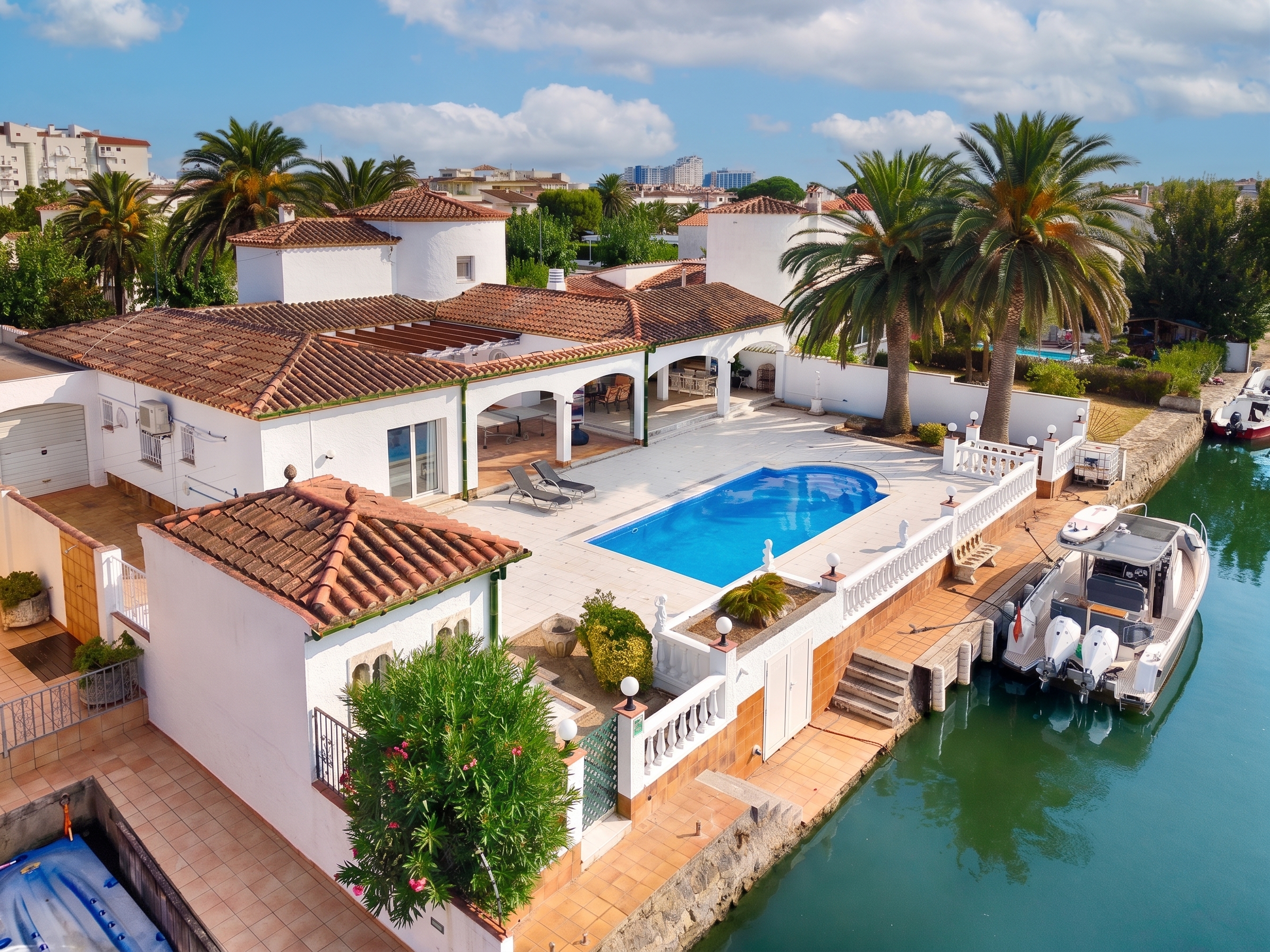 Villa am schmalen Kanal mit 25 m Liegeplatz