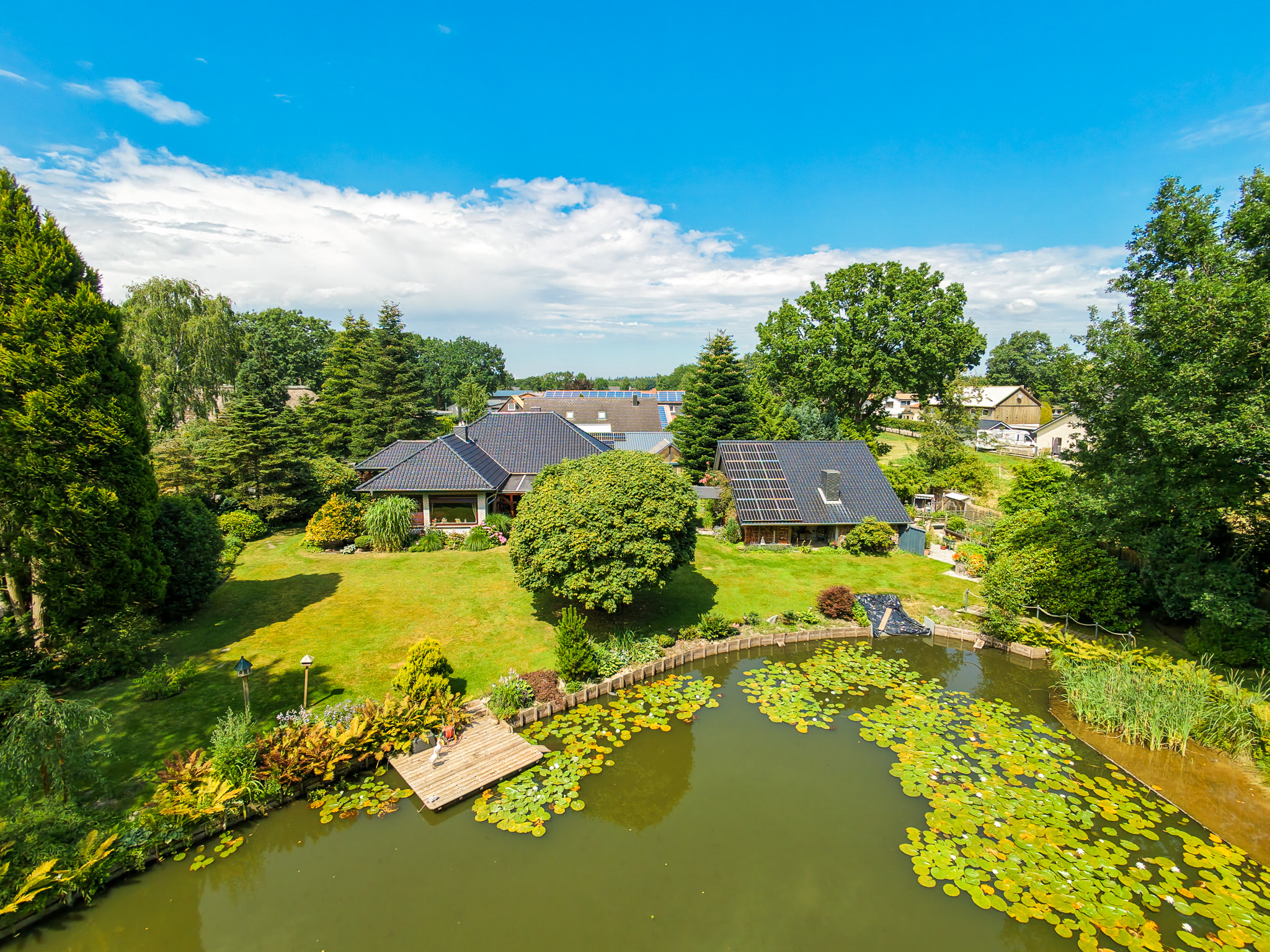 Parkähnliches Anwesen mit modernisiertem Bungalow, Gästehaus und Schwimmteich