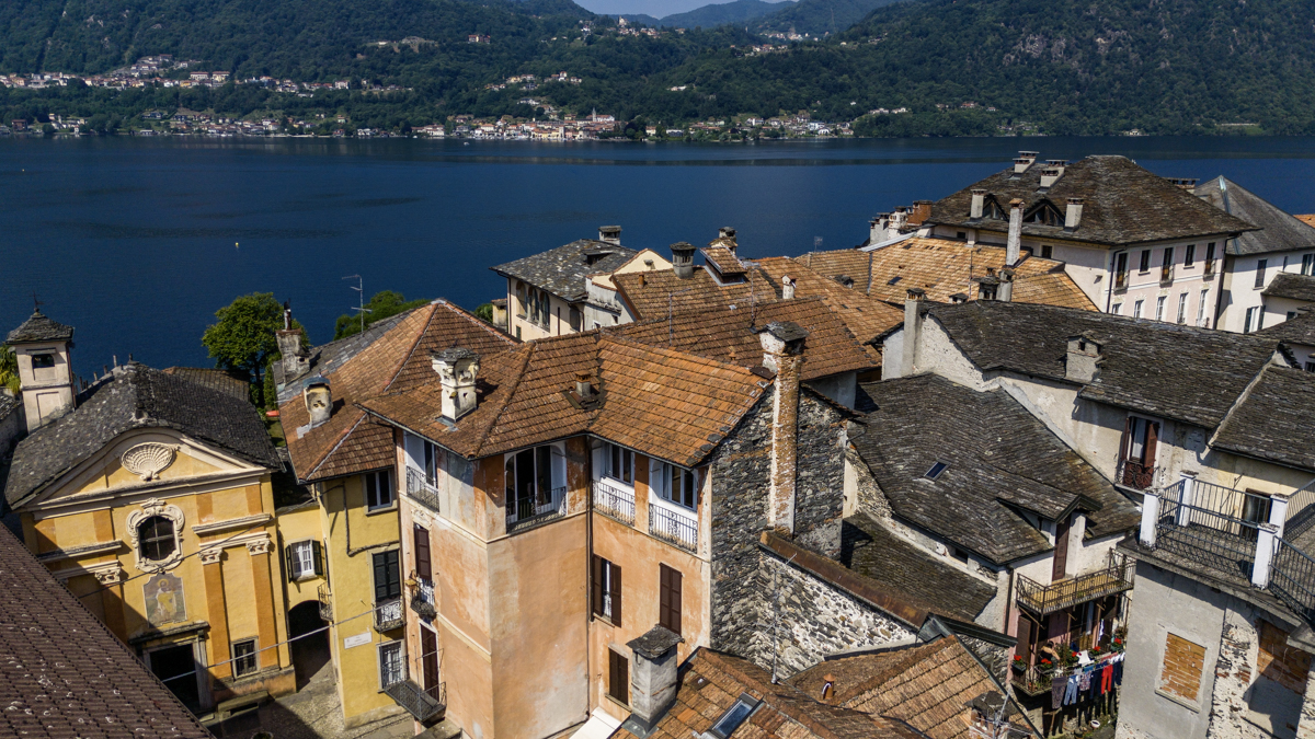 Panoramic penthouse in the heart of Orta San Giulio.