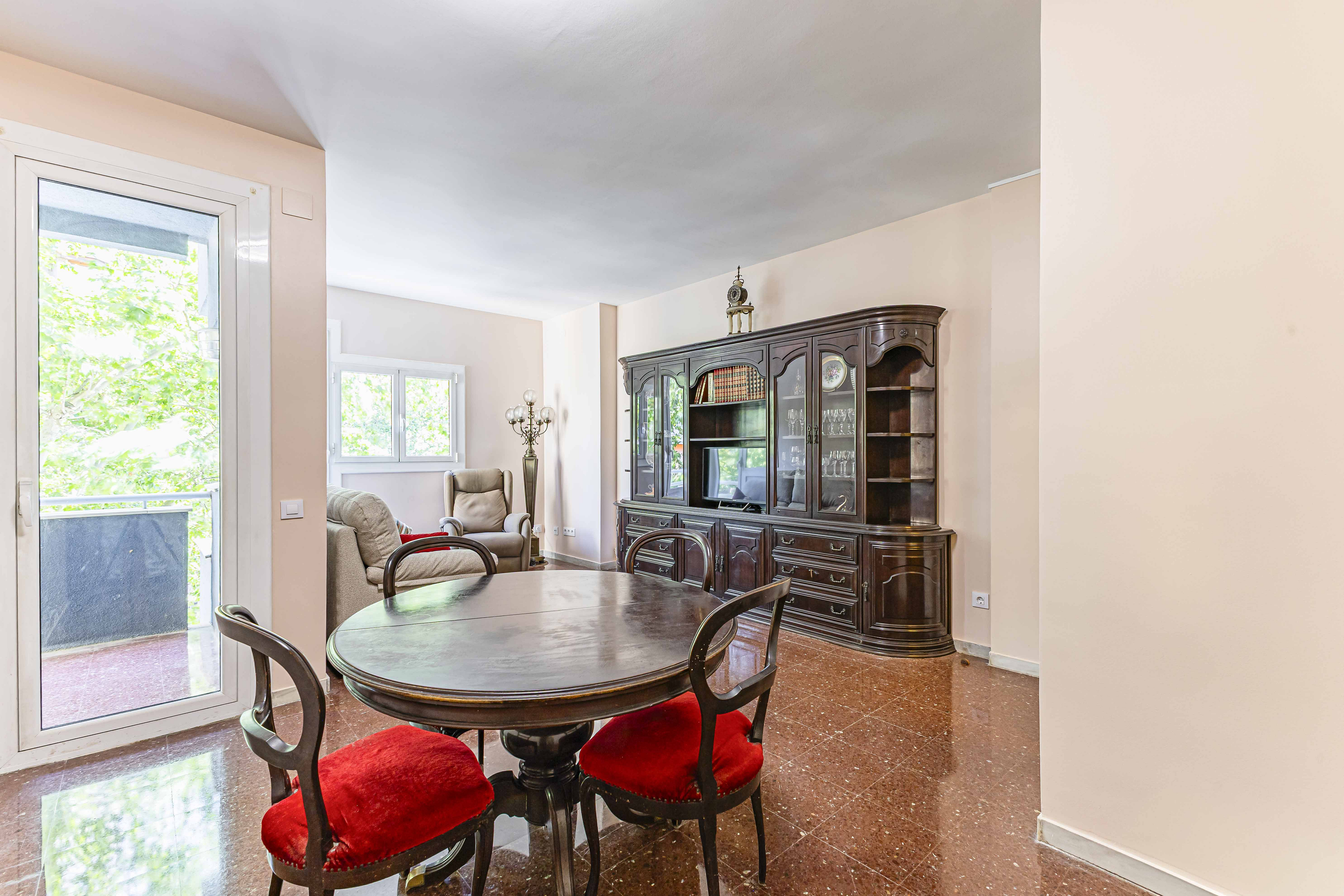 Bright 4-bedroom apartment with balcony