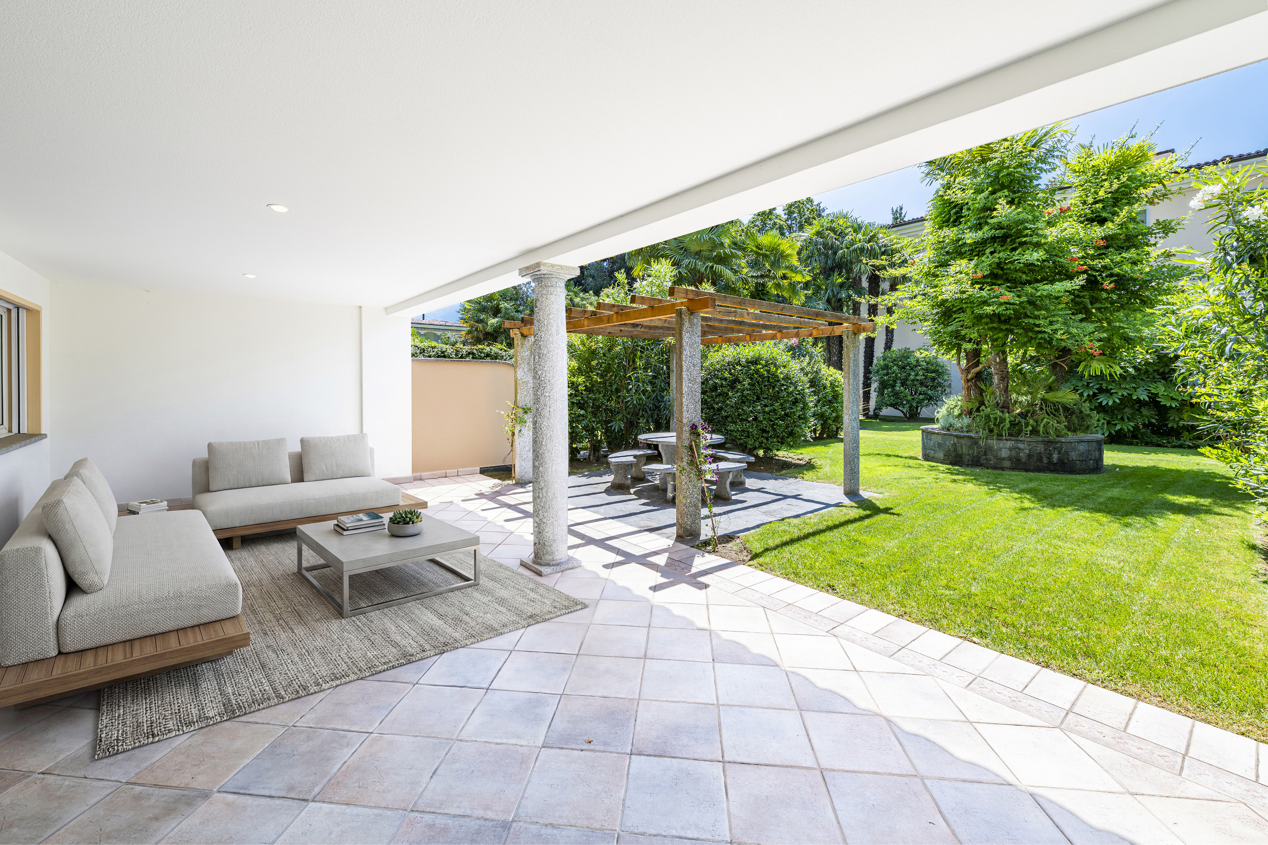 Mediterranean Living with idyllic garden (6)