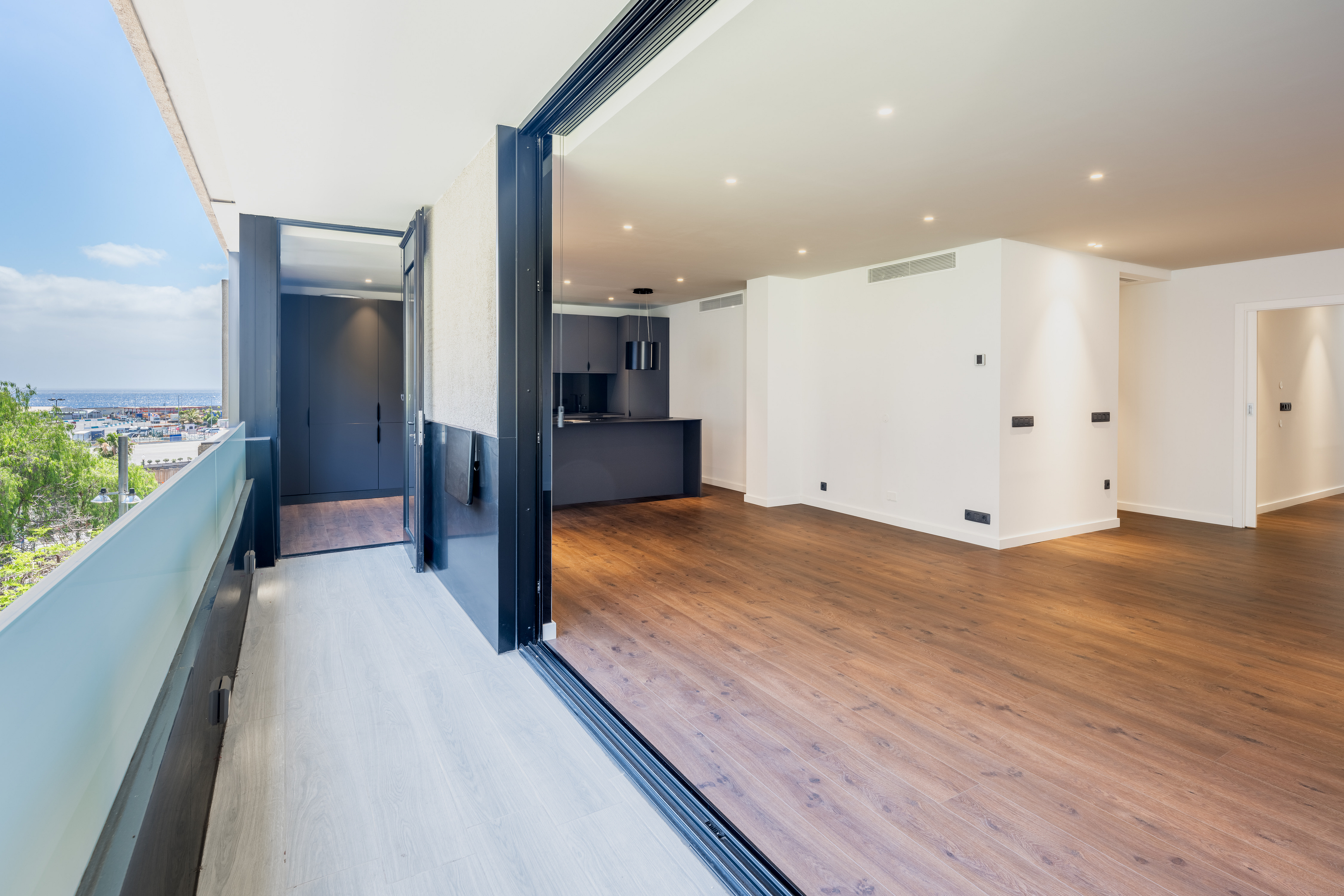 Exclusiva vivienda de diseño con amplia terraza y vistas abiertas al mar