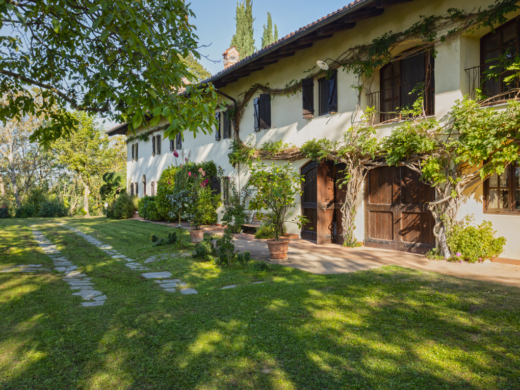 Casale ristrutturato con piscina immerso nel verde