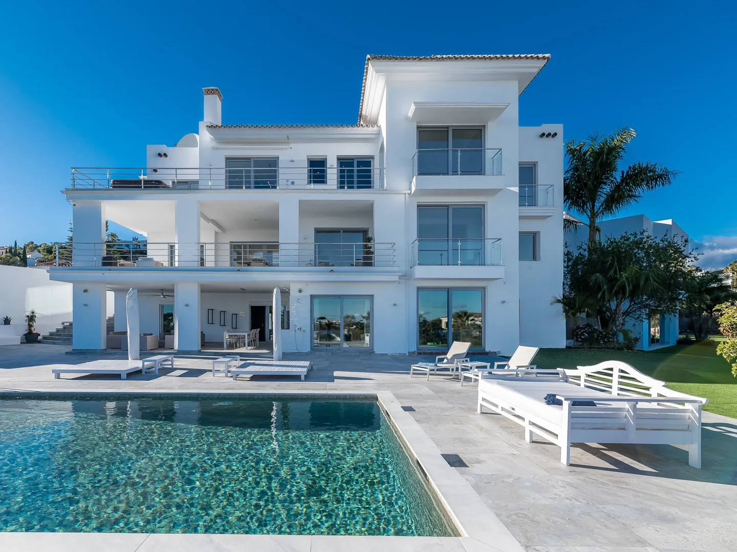 Lujo y serenidad: Villa con vistas panorámicas al mar y campo de golf privado en El Paraíso, Marbella