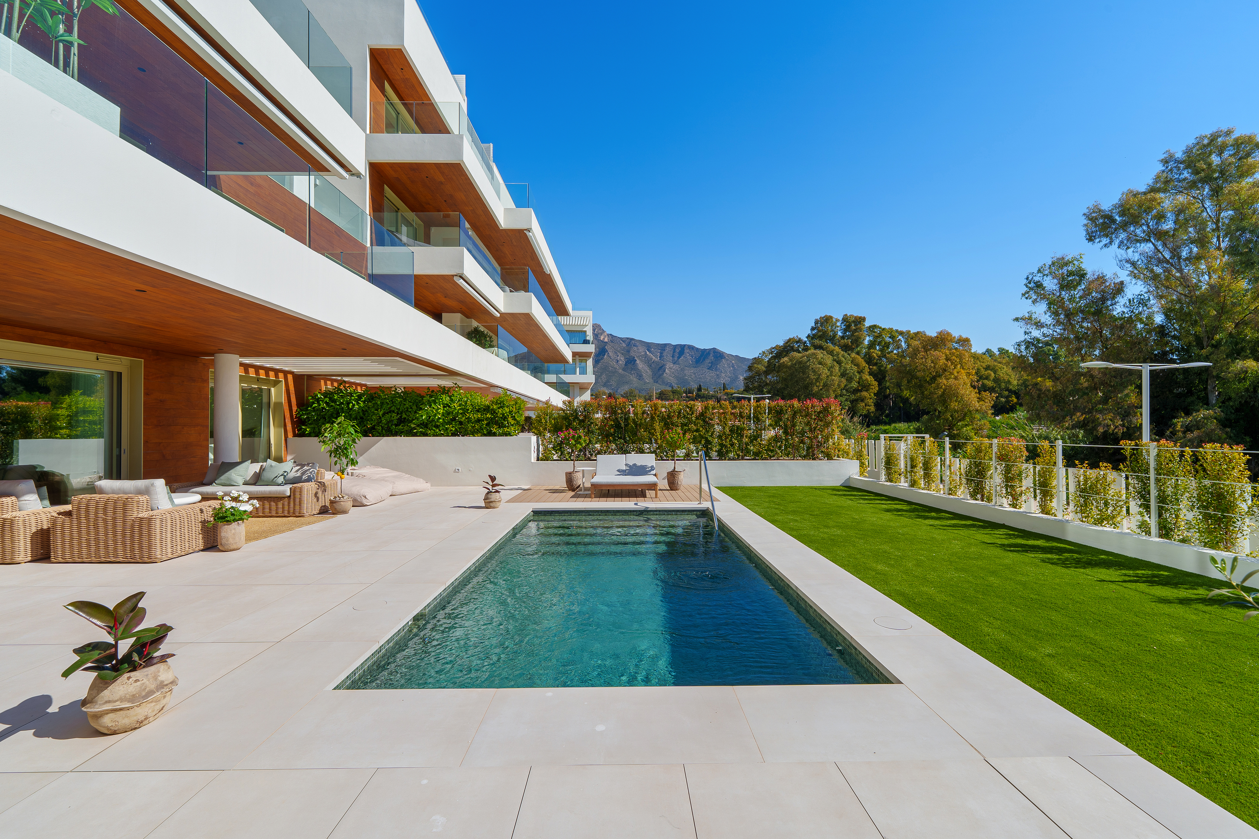 Exclusivo dúplex moderno con piscina privada en Milla de Oro a pasos de la playa